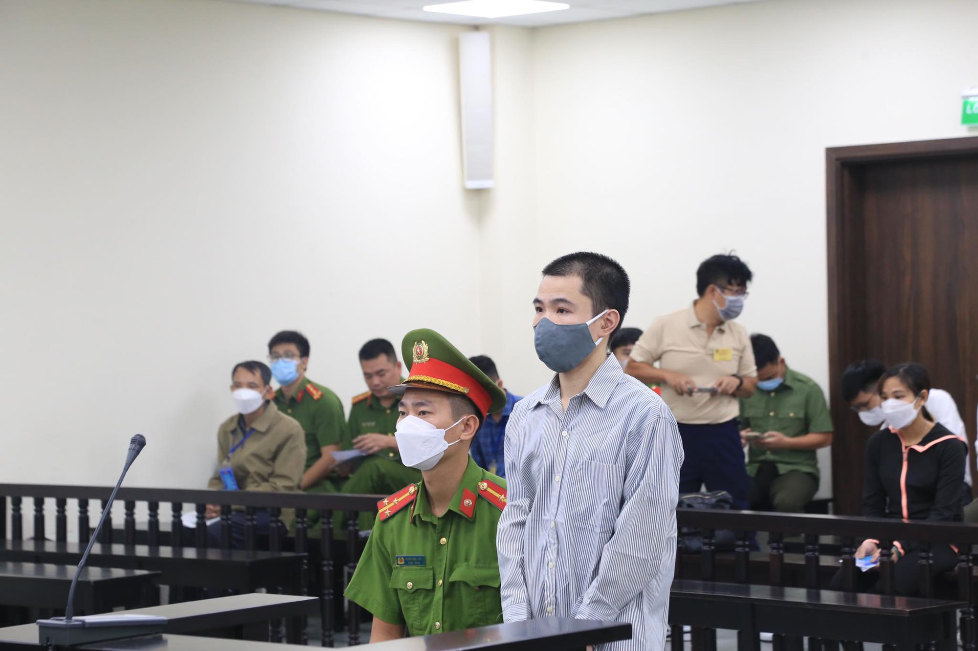 Người th&acirc;n &ocirc;m di ảnh b&eacute; g&aacute;i 3 tuổi bị nh&acirc;n t&igrave;nh của mẹ đ&oacute;ng đinh v&agrave;o đầu đến t&ograve;a - Ảnh 3.