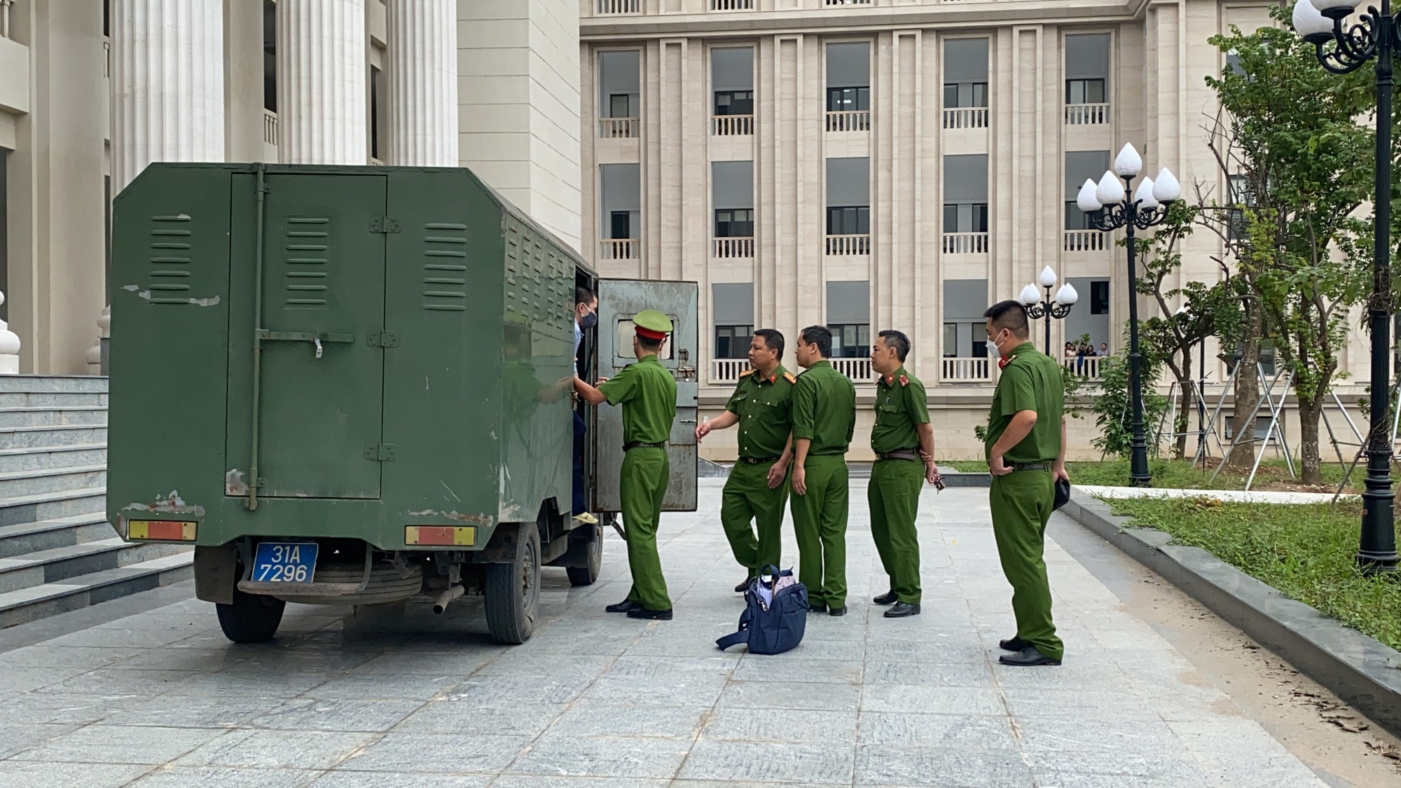 Người th&acirc;n &ocirc;m di ảnh b&eacute; g&aacute;i 3 tuổi bị nh&acirc;n t&igrave;nh của mẹ đ&oacute;ng đinh v&agrave;o đầu đến t&ograve;a - Ảnh 2.