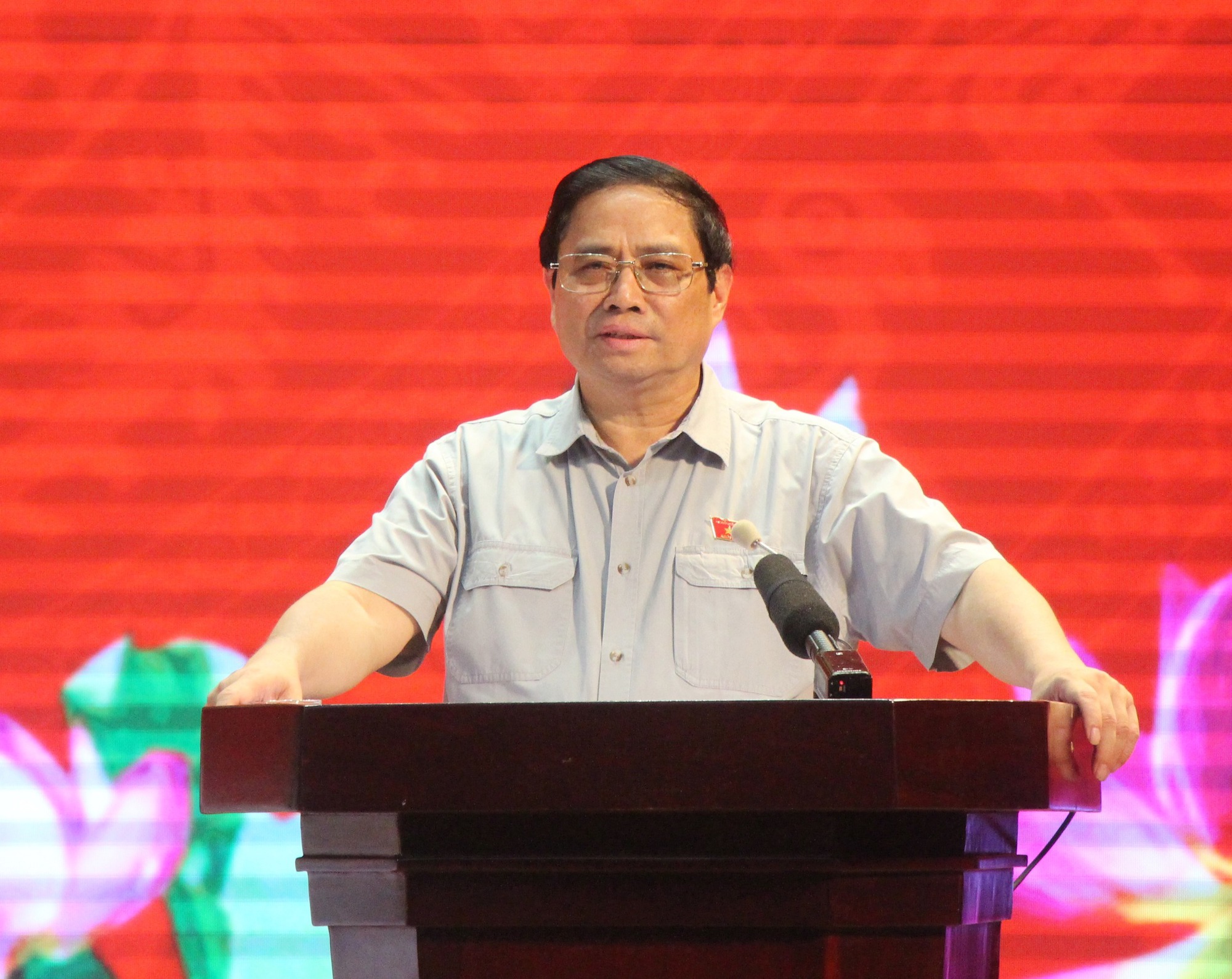 Thủ tướng Phạm Minh Ch&iacute;nh trả lời cử tri về t&igrave;nh h&igrave;nh xăng dầu - Ảnh 2.
