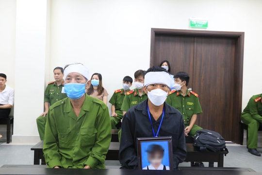 Người th&acirc;n &ocirc;m di ảnh b&eacute; g&aacute;i 3 tuổi bị nh&acirc;n t&igrave;nh của mẹ đ&oacute;ng đinh v&agrave;o đầu đến t&ograve;a - Ảnh 4.