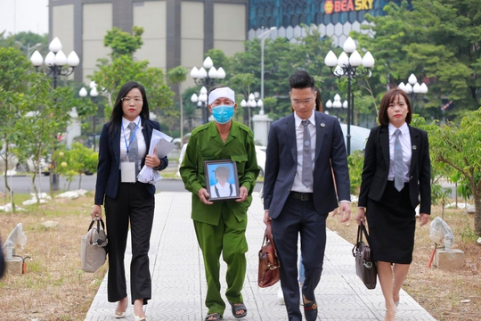 Người th&acirc;n &ocirc;m di ảnh b&eacute; g&aacute;i 3 tuổi bị nh&acirc;n t&igrave;nh của mẹ đ&oacute;ng đinh v&agrave;o đầu đến t&ograve;a - Ảnh 1.
