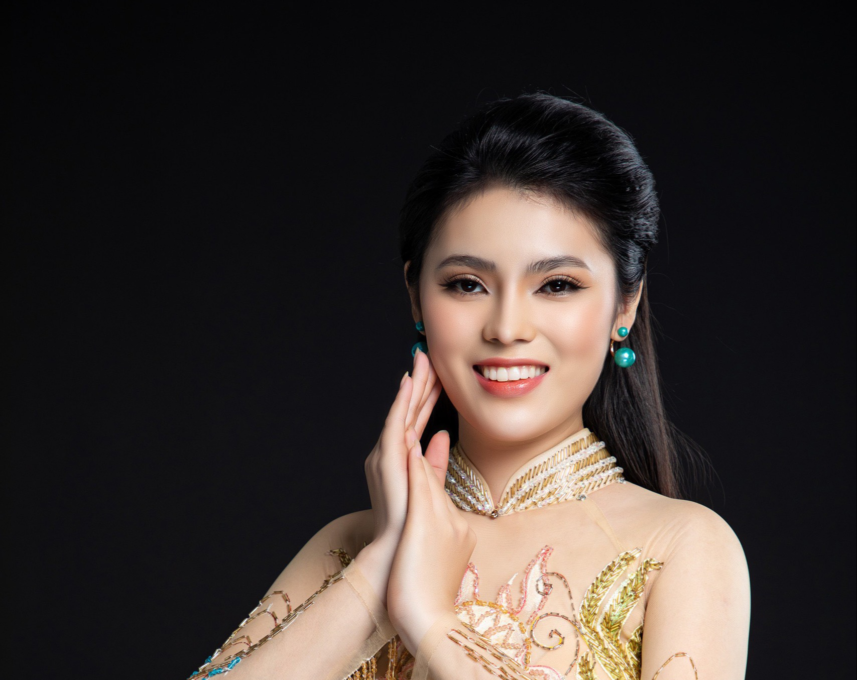 Hoa khôi Kim Anh khoe sắc với áo dài dáng hoa