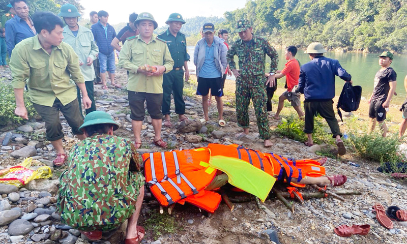 Chồng bảo vệ rừng bị nước cuốn tr&ocirc;i, người vợ ung thư tuyệt vọng trong nỗi c&ugrave;ng cực - Ảnh 1.