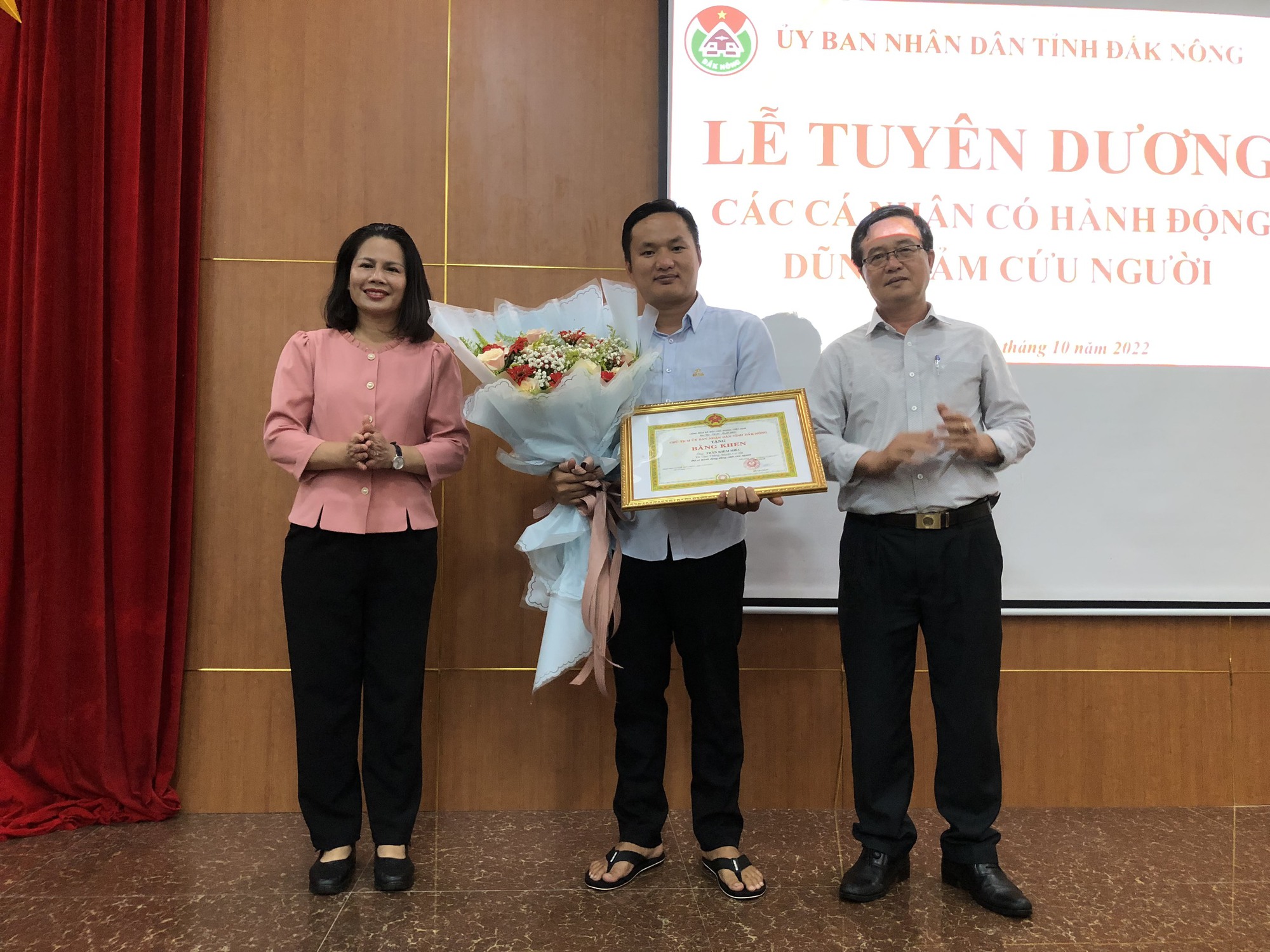 Chủ tịch tỉnh khen thưởng 2 thanh niên cứu người nhảy sông