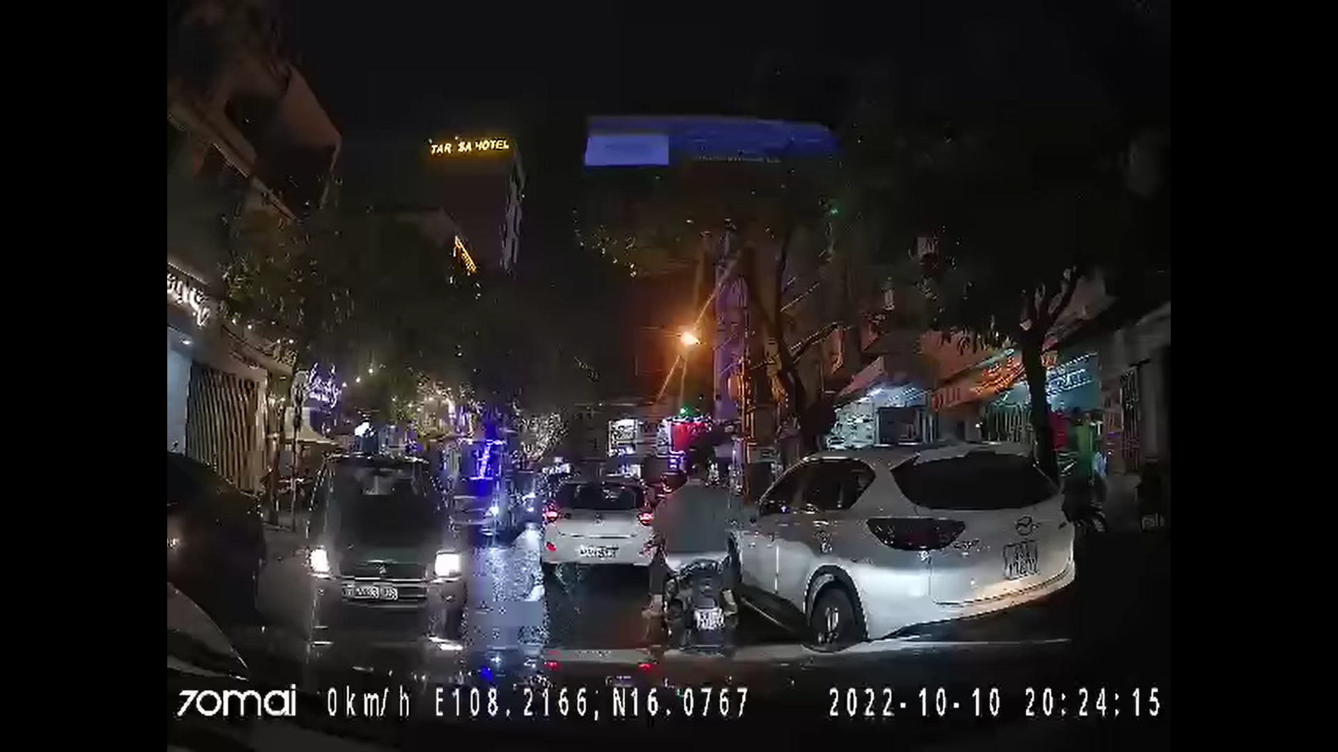 CLIP: D&ugrave;ng điếu c&agrave;y đập g&atilde;y gương chiếu hậu &ocirc; t&ocirc; v&igrave;&hellip; tắc đường - Ảnh 2.