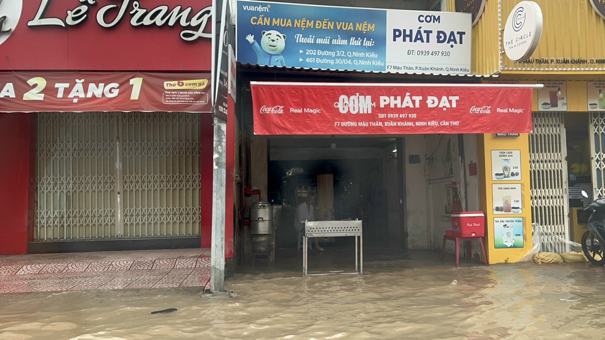 CLIP: Cần Thơ cho học sinh tiếp tục nghỉ học vì triều cường cao nhất lịch sử - Ảnh 11.