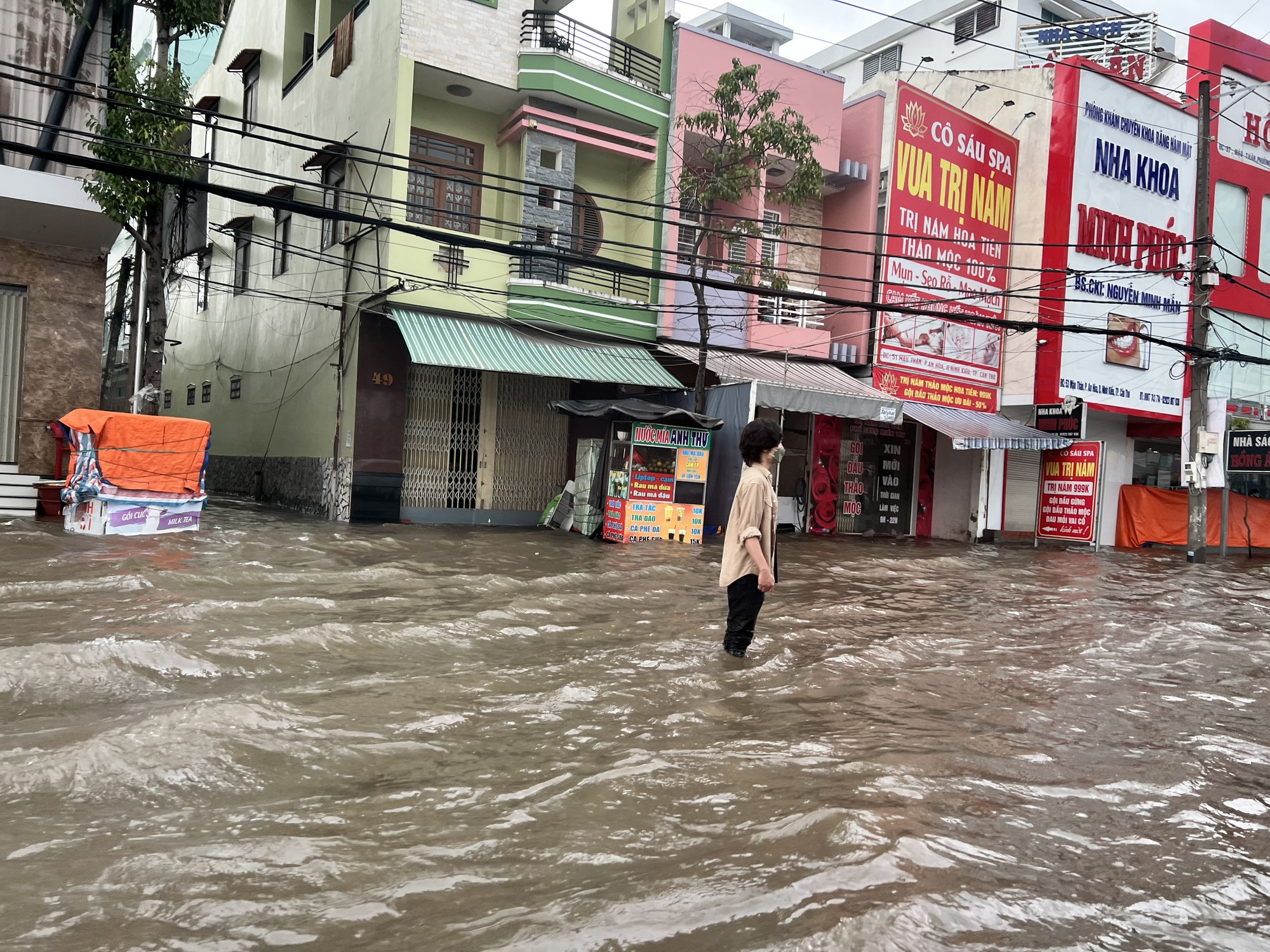 CLIP: Cần Thơ cho học sinh tiếp tục nghỉ học vì triều cường cao nhất lịch sử
