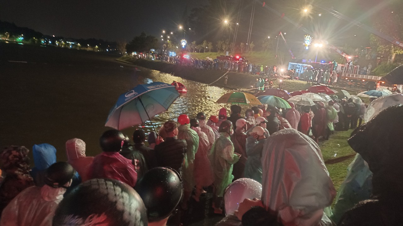 Ô tô lao xuống hồ Xuân Hương, đã tìm thấy 2 thi thể - Ảnh 5.