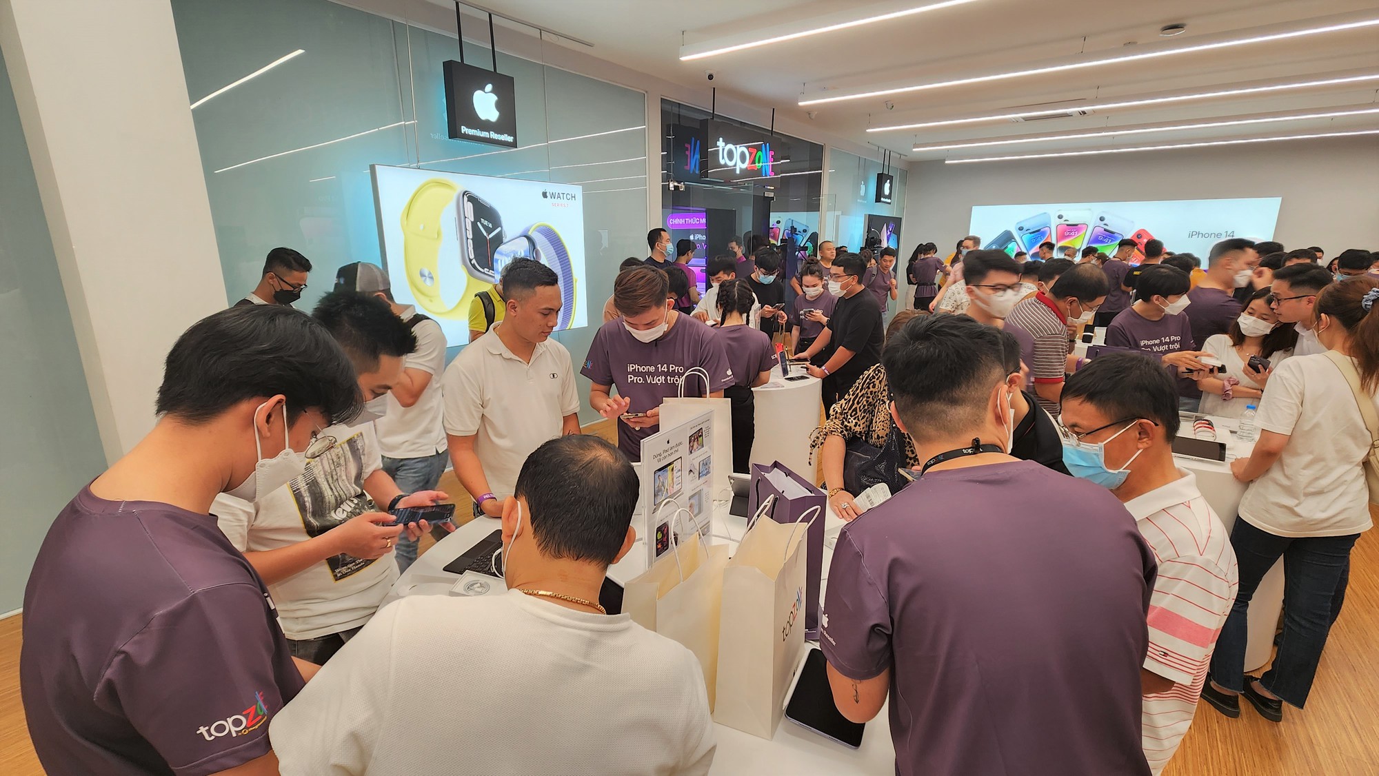 Xếp h&agrave;ng đến 12 giờ đ&ecirc;m để được mua iPhone 14 ch&iacute;nh h&atilde;ng - Ảnh 2.