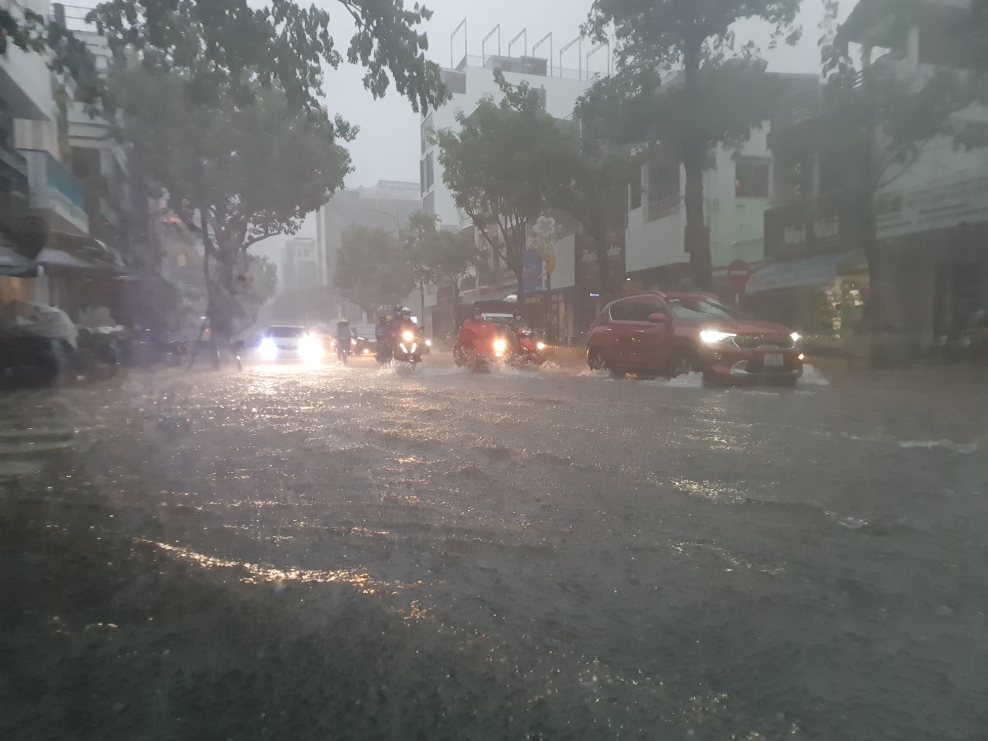 B&atilde;o số 5 g&acirc;y mưa lớn, đường phố Đ&agrave; Nẵng ngập, 2 t&agrave;u c&aacute; Kh&aacute;nh H&ograve;a bị ch&igrave;m  - Ảnh 13.