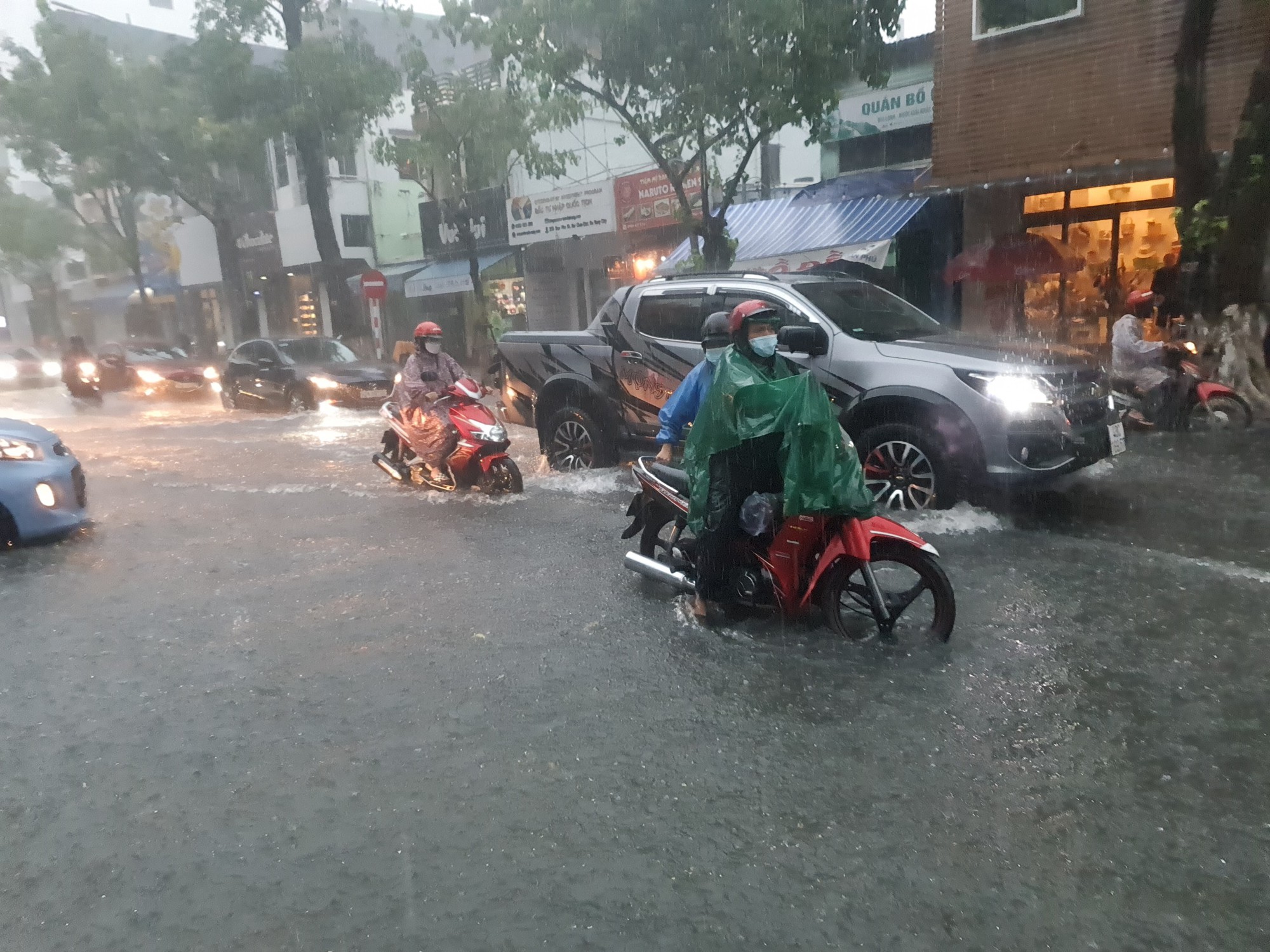 B&atilde;o số 5 g&acirc;y mưa lớn, đường phố Đ&agrave; Nẵng ngập, 2 t&agrave;u c&aacute; Kh&aacute;nh H&ograve;a bị ch&igrave;m  - Ảnh 10.