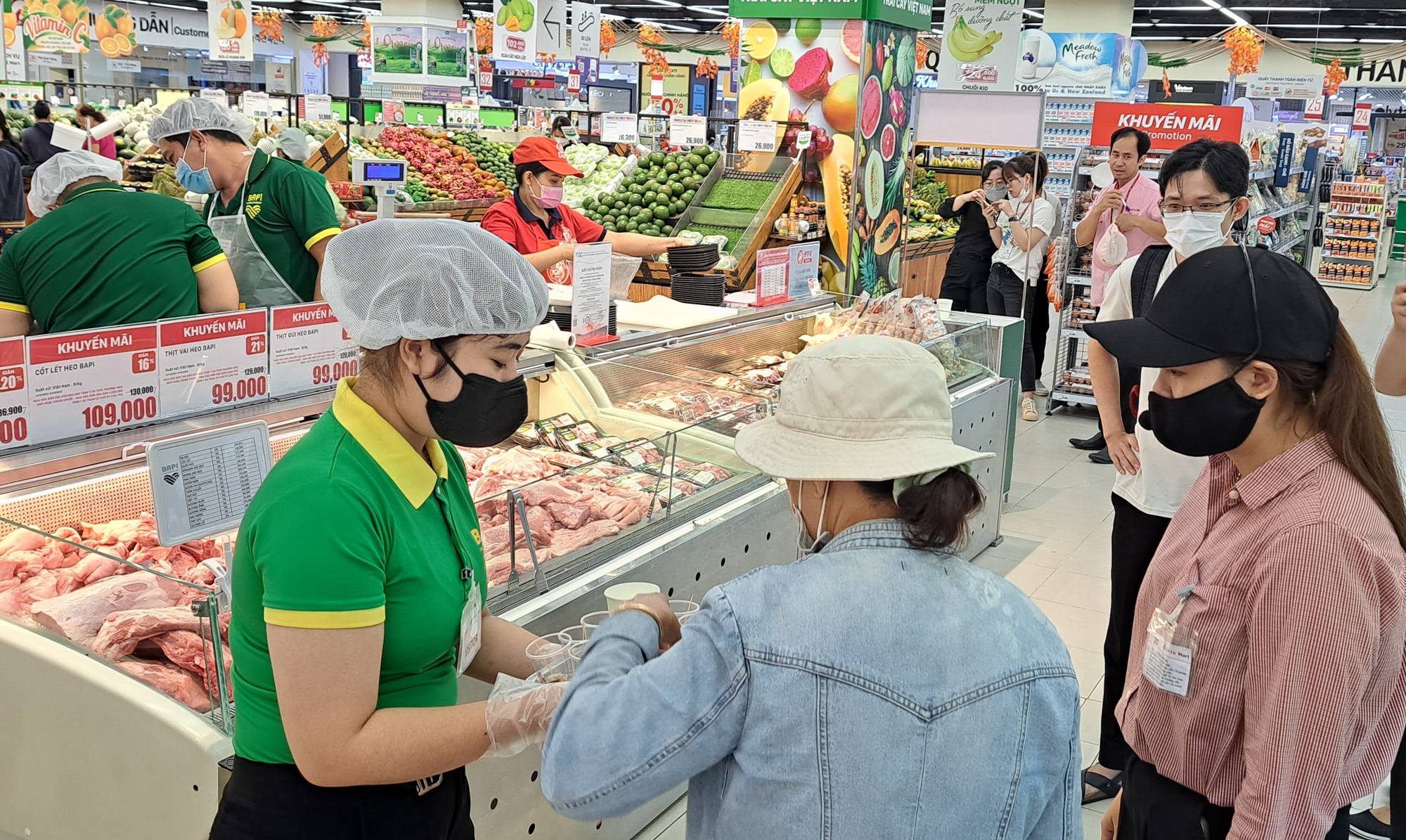 Heo ăn chuối của bầu Đức v&agrave;o si&ecirc;u thị - Ảnh 1.