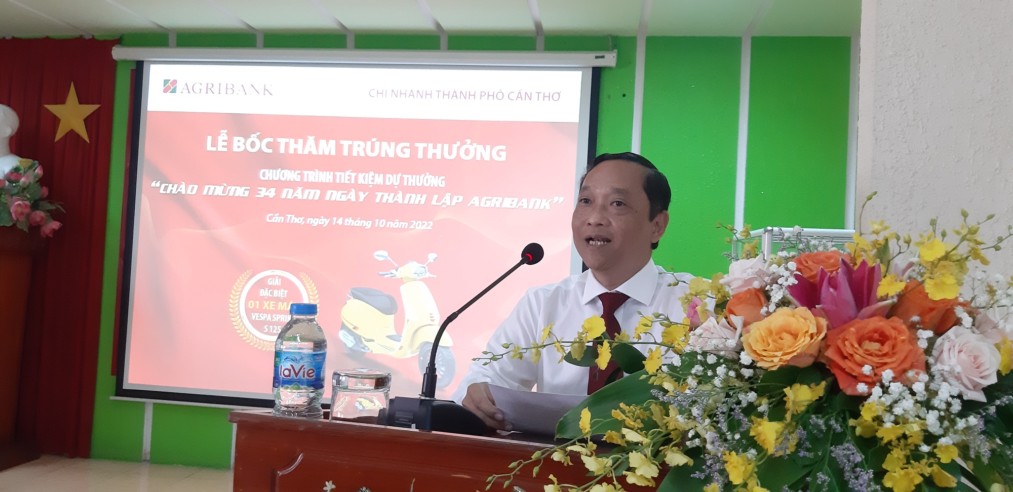 Nữ kh&aacute;ch h&agrave;ng may mắn tr&uacute;ng giải đặc biệt từ Agribank Chi nh&aacute;nh Cần Thơ - Ảnh 1.