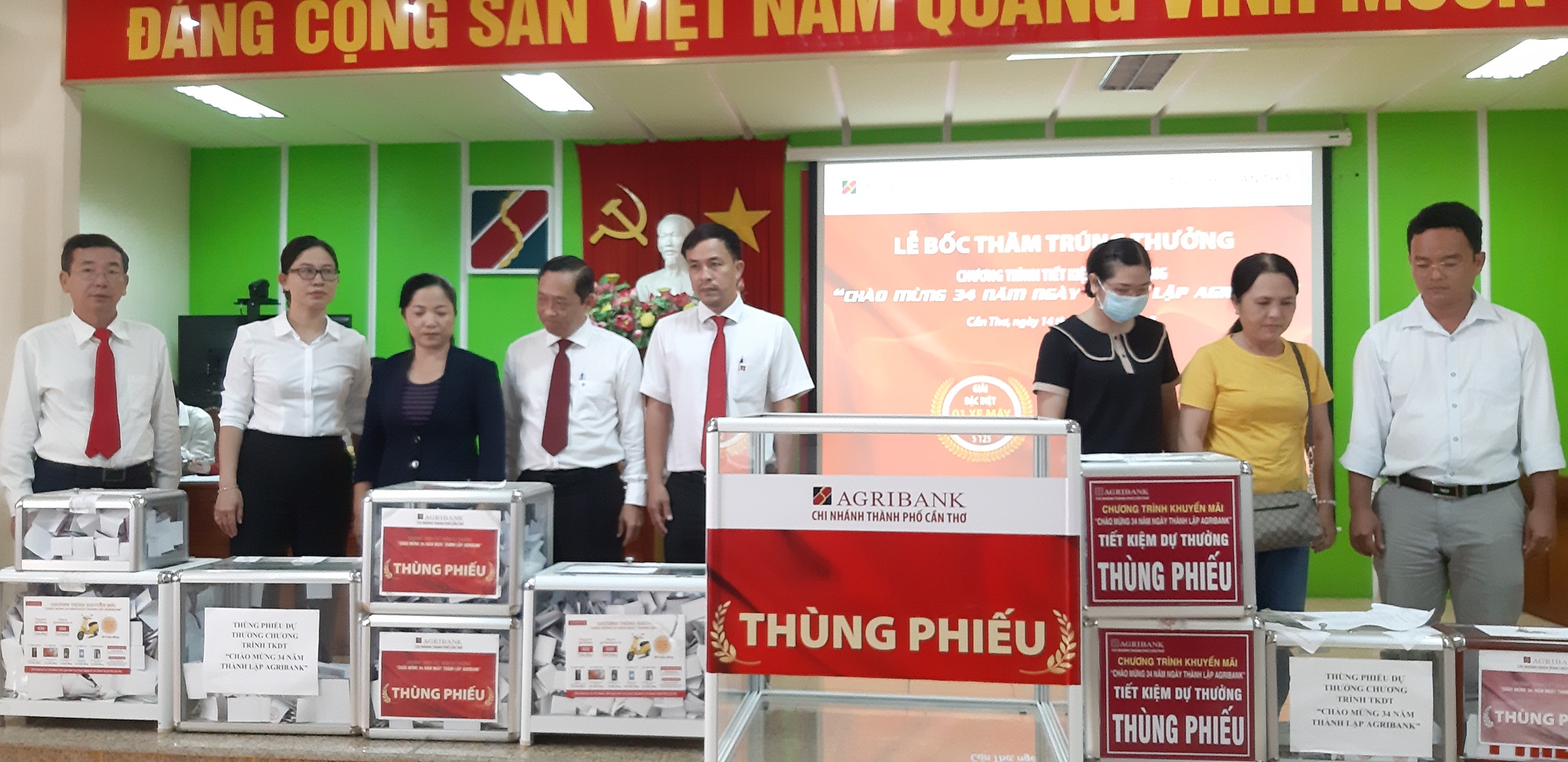 Nữ kh&aacute;ch h&agrave;ng may mắn tr&uacute;ng giải đặc biệt từ Agribank Chi nh&aacute;nh Cần Thơ - Ảnh 2.