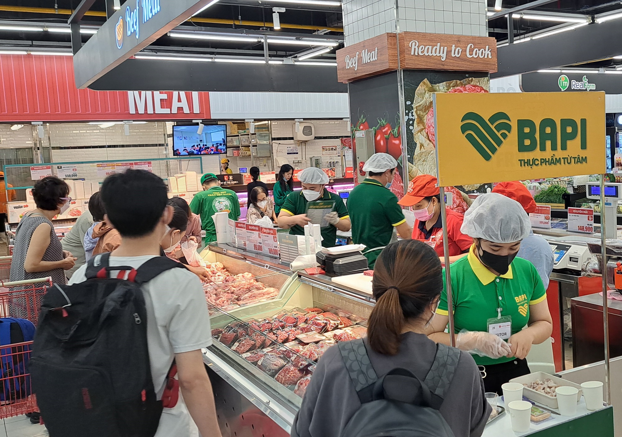 Heo ăn chuối của bầu Đức v&agrave;o si&ecirc;u thị - Ảnh 2.