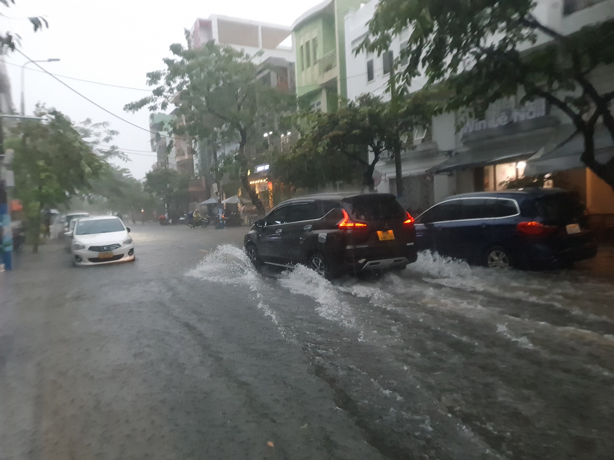 B&atilde;o số 5 g&acirc;y mưa lớn, đường phố Đ&agrave; Nẵng ngập, 2 t&agrave;u c&aacute; Kh&aacute;nh H&ograve;a bị ch&igrave;m  - Ảnh 8.