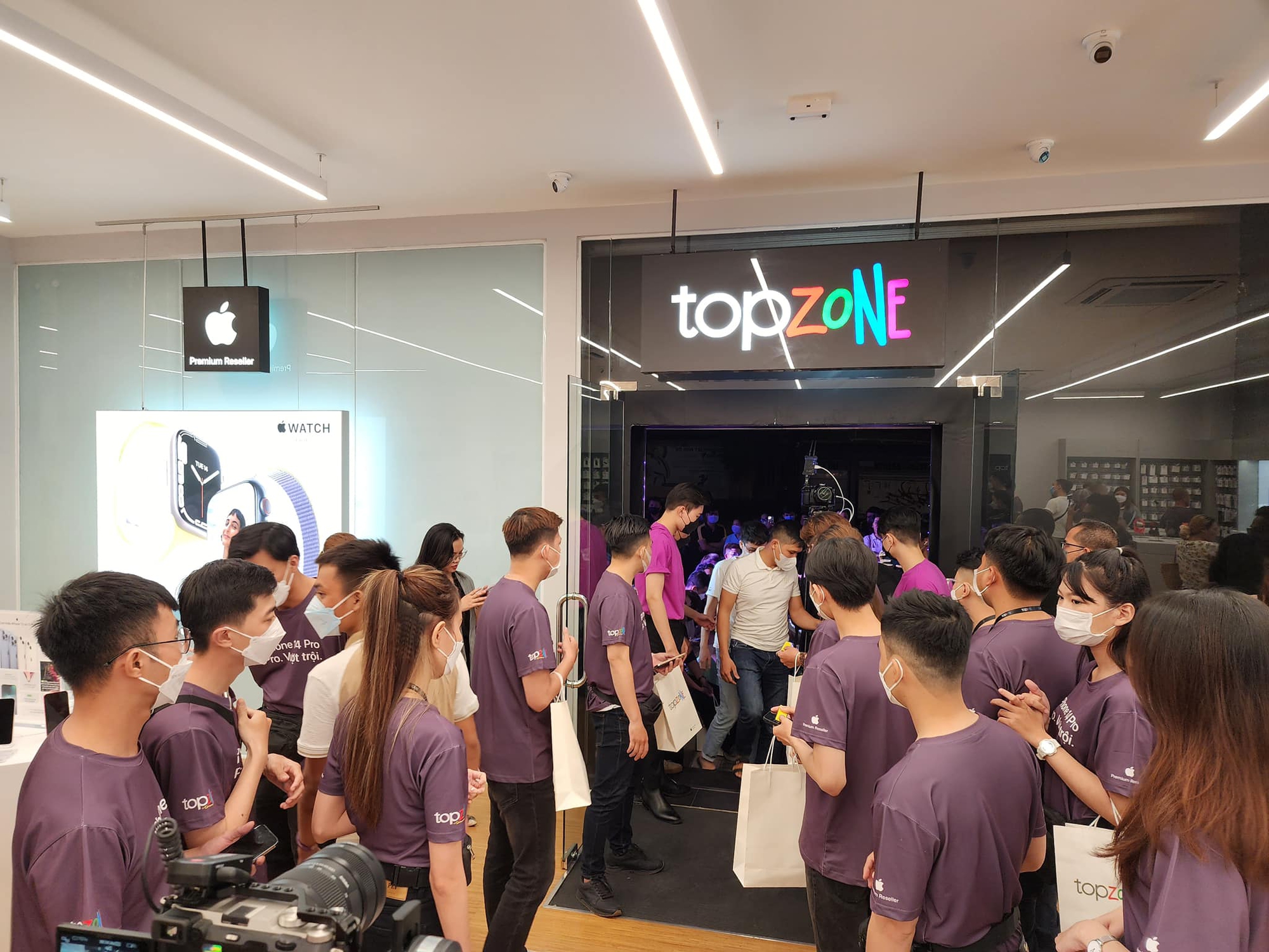 Xếp h&agrave;ng đến 12 giờ đ&ecirc;m để được mua iPhone 14 ch&iacute;nh h&atilde;ng - Ảnh 6.