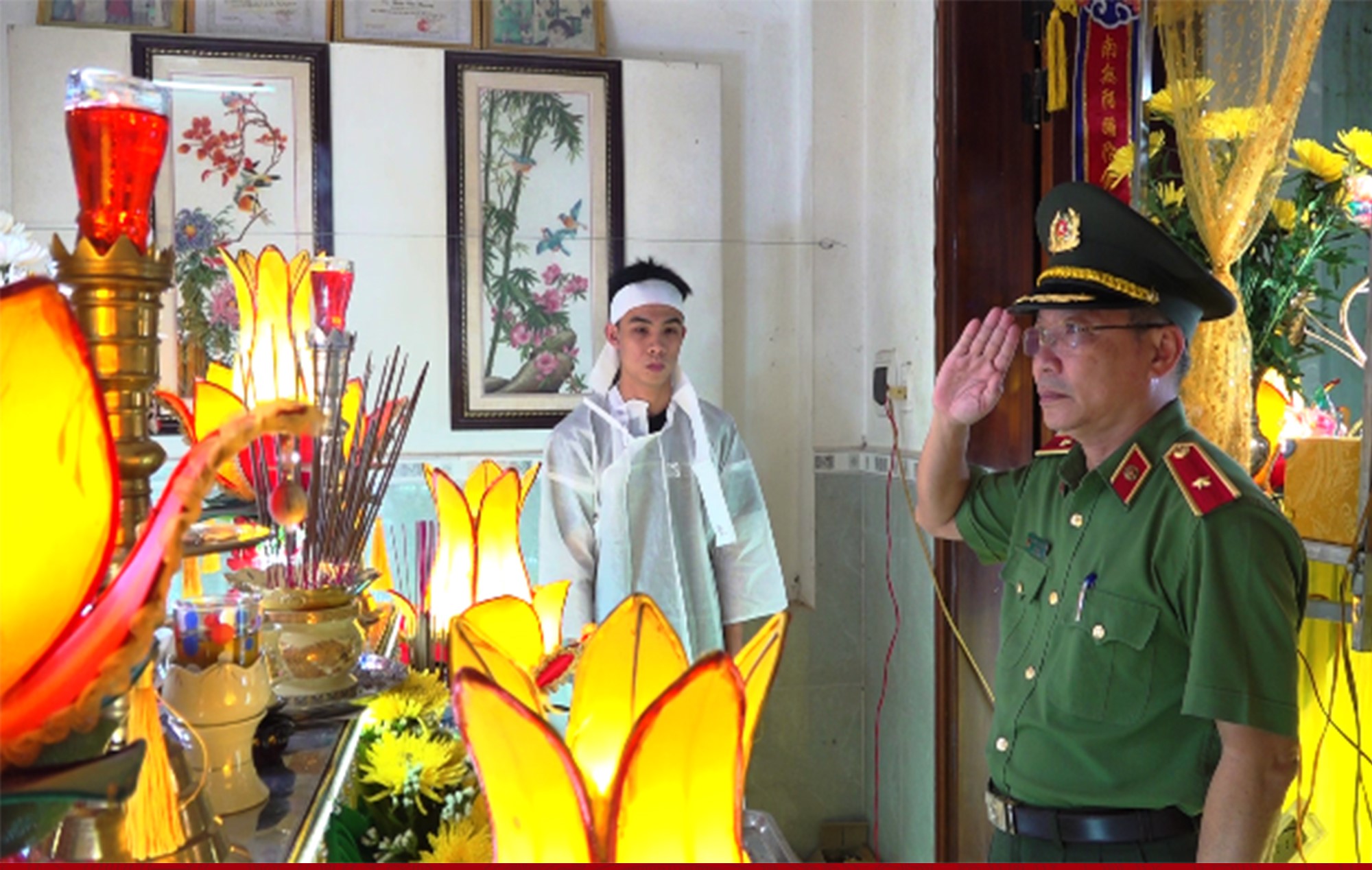 Truy tặng giấy khen cho người tử vong trong l&uacute;c cứu học sinh bị lũ cuốn - Ảnh 3.