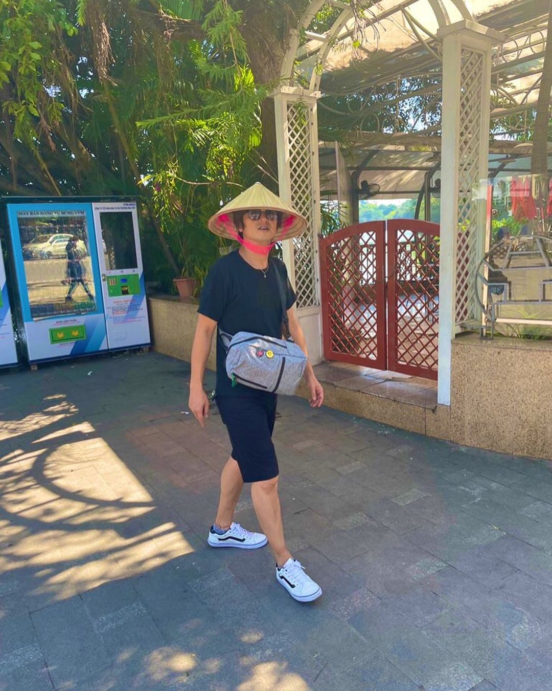 Hai tài tử “Siêu nhân Gao” gây sốt với ảnh ăn phở, kem Hà Nội - Ảnh 10.