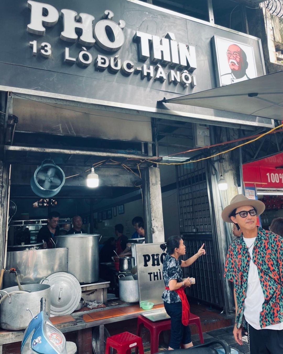 Hai tài tử “Siêu nhân Gao” gây sốt với ảnh ăn phở, kem Hà Nội - Ảnh 3.
