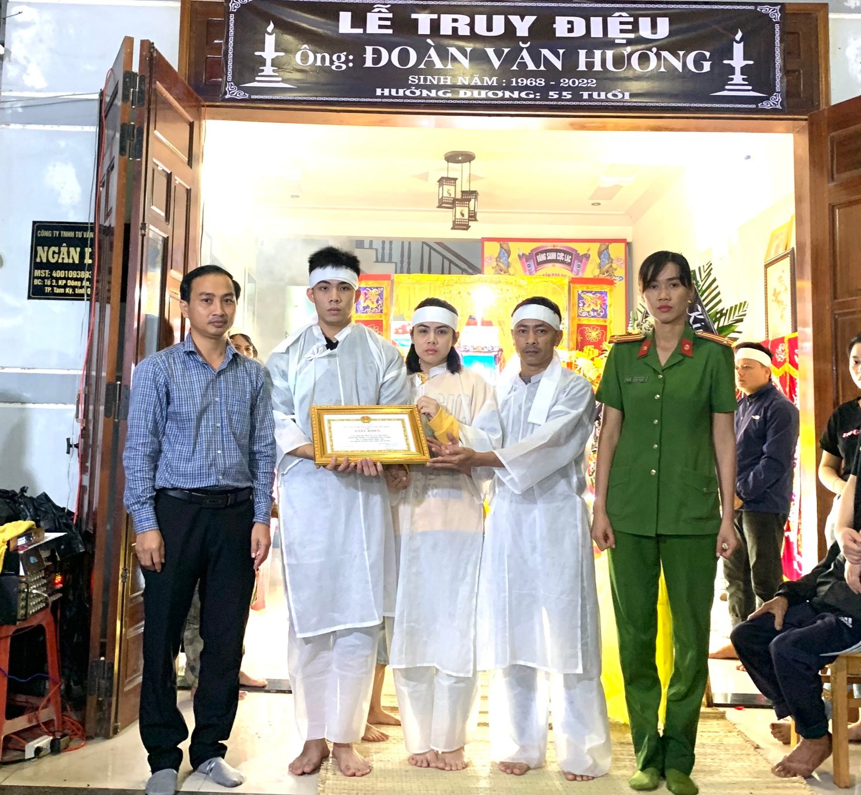 Truy tặng giấy khen cho người tử vong trong l&uacute;c cứu học sinh bị lũ cuốn - Ảnh 1.