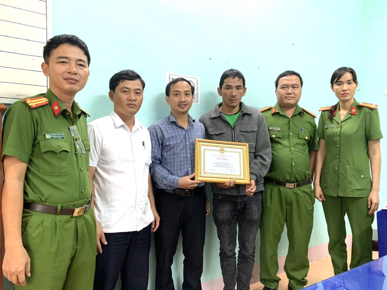 Truy tặng giấy khen cho người tử vong trong l&uacute;c cứu học sinh bị lũ cuốn - Ảnh 2.