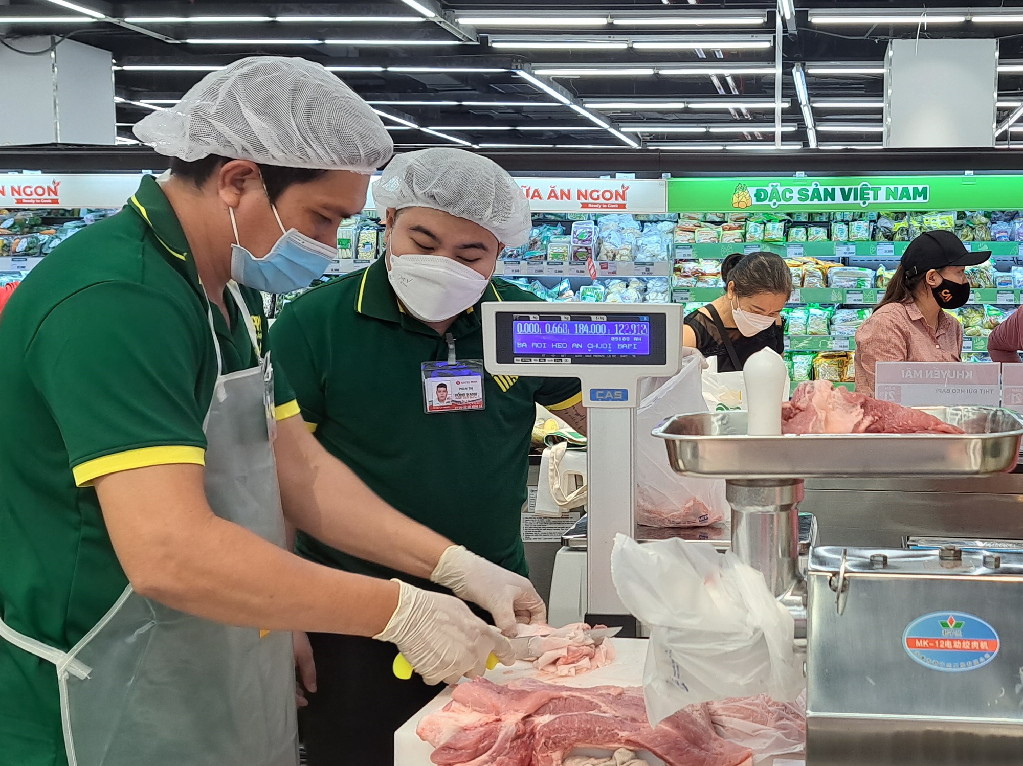 Heo ăn chuối của bầu Đức v&agrave;o si&ecirc;u thị - Ảnh 3.
