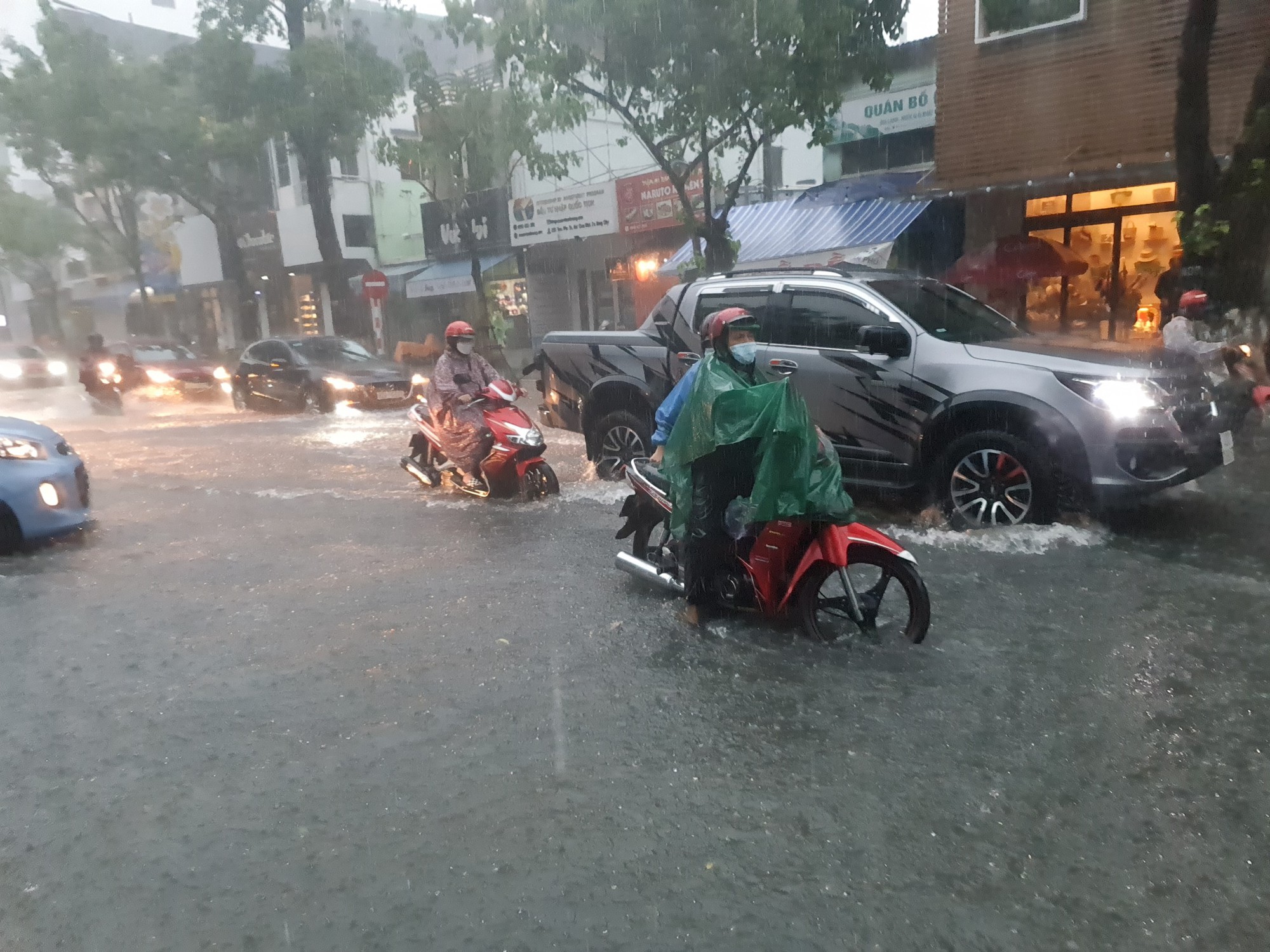 B&atilde;o số 5 g&acirc;y mưa lớn, đường phố Đ&agrave; Nẵng ngập, 2 t&agrave;u c&aacute; Kh&aacute;nh H&ograve;a bị ch&igrave;m  - Ảnh 6.