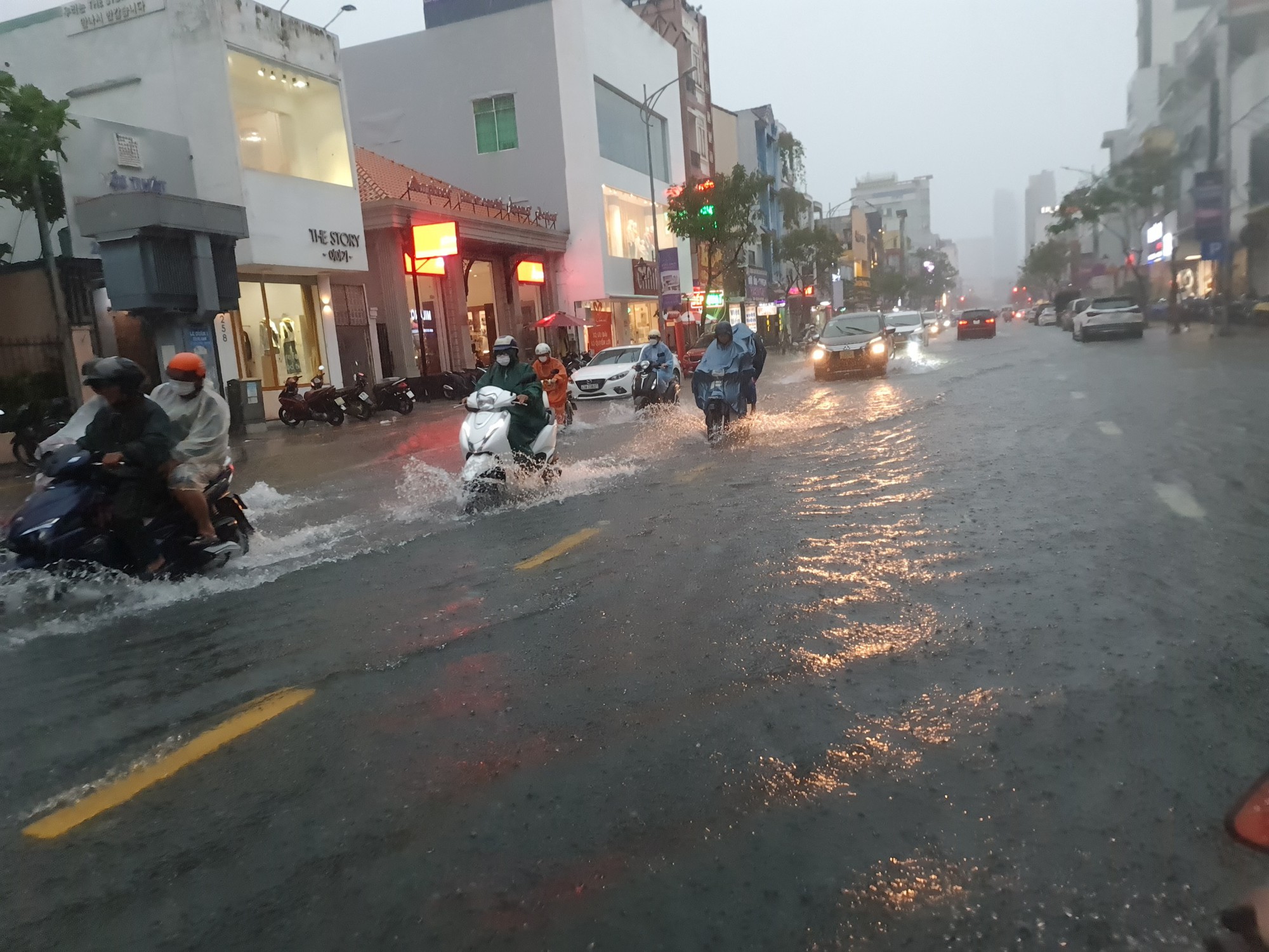 B&atilde;o số 5 g&acirc;y mưa lớn, đường phố Đ&agrave; Nẵng ngập, 2 t&agrave;u c&aacute; Kh&aacute;nh H&ograve;a bị ch&igrave;m  - Ảnh 3.