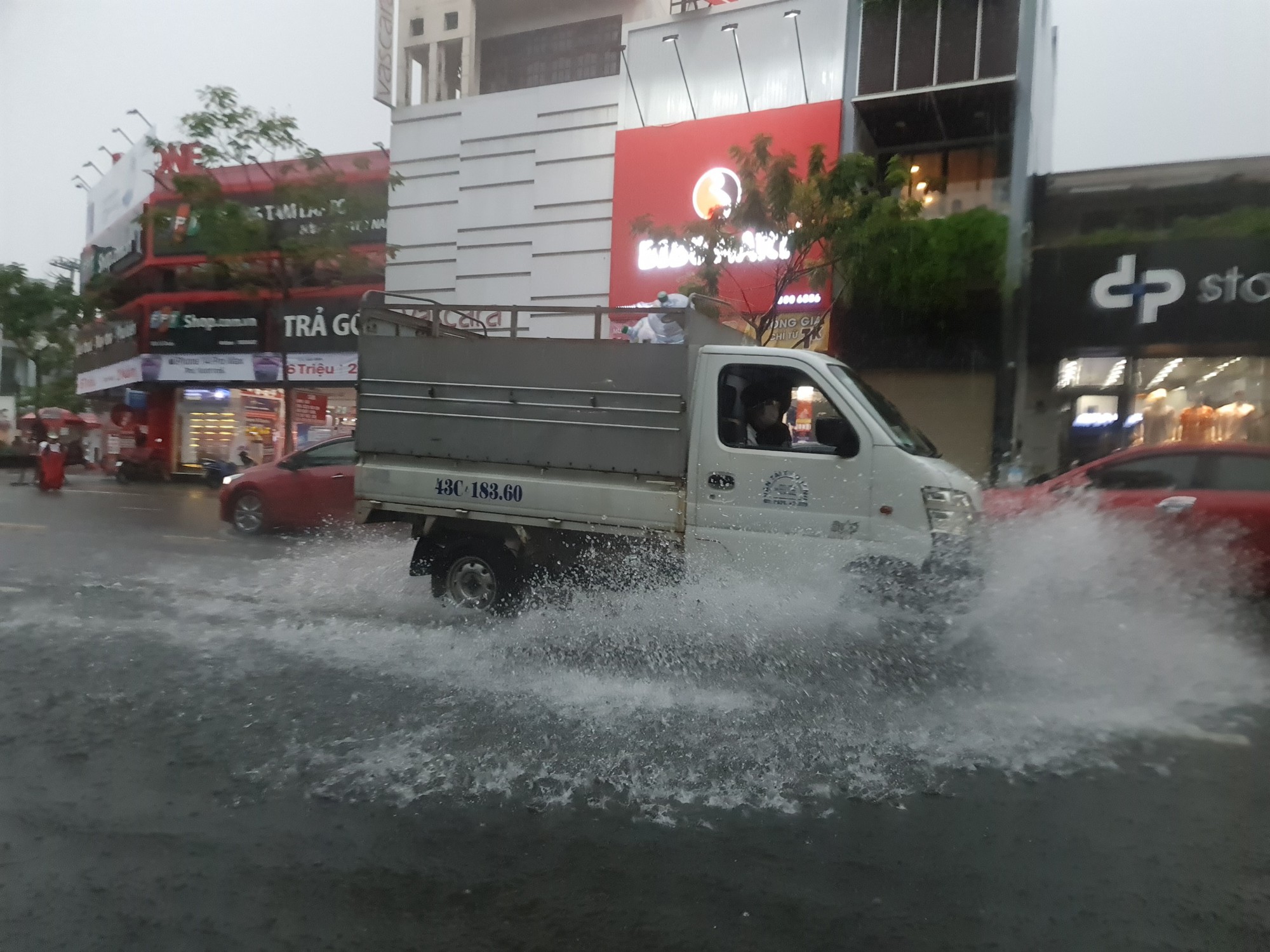 B&atilde;o số 5 g&acirc;y mưa lớn, đường phố Đ&agrave; Nẵng ngập, 2 t&agrave;u c&aacute; Kh&aacute;nh H&ograve;a bị ch&igrave;m  - Ảnh 4.