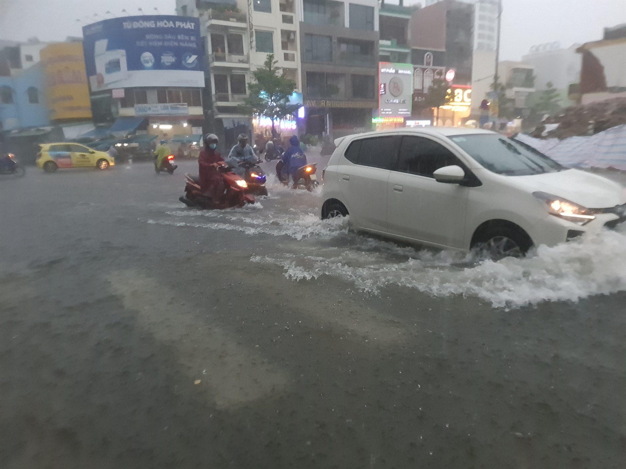 B&atilde;o số 5 g&acirc;y mưa lớn, đường phố Đ&agrave; Nẵng ngập, 2 t&agrave;u c&aacute; Kh&aacute;nh H&ograve;a bị ch&igrave;m  - Ảnh 5.