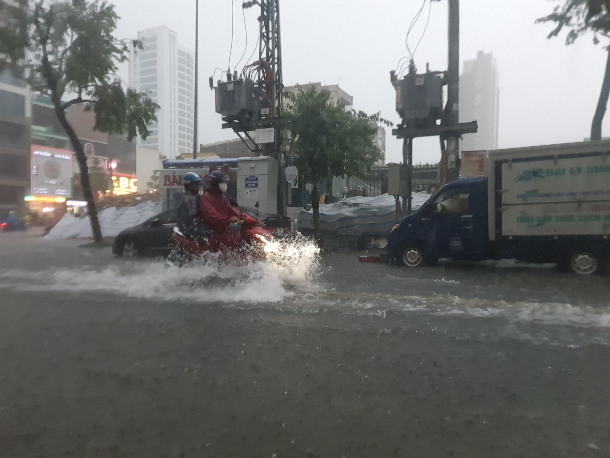 B&atilde;o số 5 g&acirc;y mưa lớn, đường phố Đ&agrave; Nẵng ngập, 2 t&agrave;u c&aacute; Kh&aacute;nh H&ograve;a bị ch&igrave;m  - Ảnh 7.