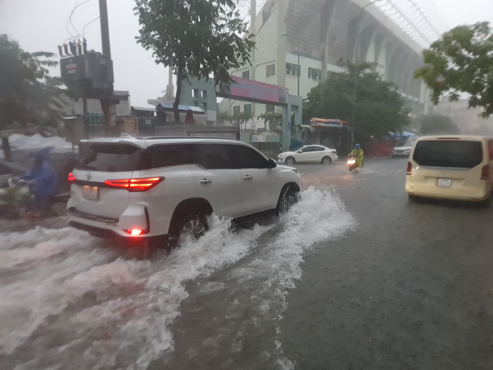 B&atilde;o số 5 g&acirc;y mưa lớn, đường phố Đ&agrave; Nẵng ngập, 2 t&agrave;u c&aacute; Kh&aacute;nh H&ograve;a bị ch&igrave;m  - Ảnh 2.