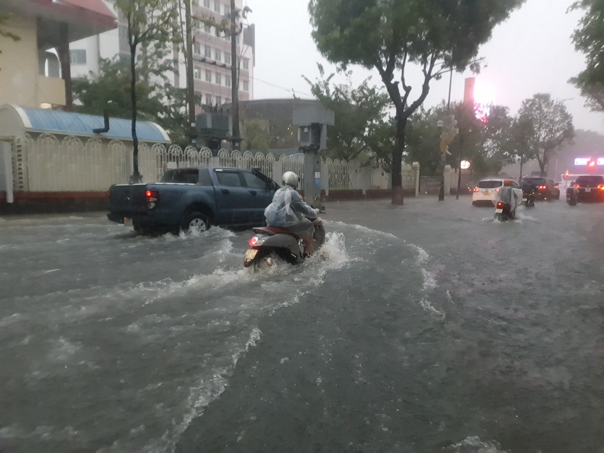 B&atilde;o số 5 g&acirc;y mưa lớn, đường phố Đ&agrave; Nẵng ngập, 2 t&agrave;u c&aacute; Kh&aacute;nh H&ograve;a bị ch&igrave;m  - Ảnh 12.