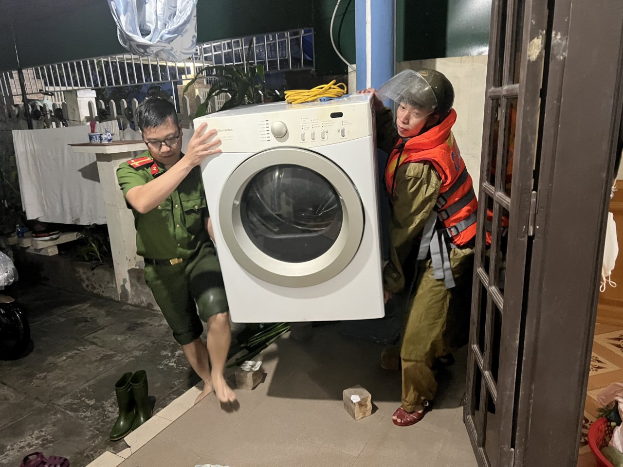 3 đoạn Quốc lộ 1 ở Thừa Thi&ecirc;n- Huế ngập s&acirc;u, phải dừng lưu th&ocirc;ng - Ảnh 3.