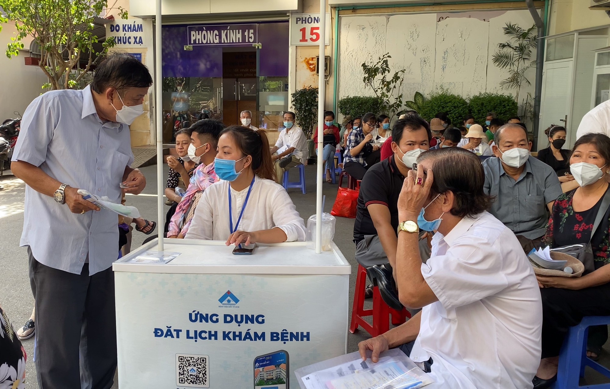 Kh&ocirc;ng c&ograve;n cảnh chờ đợi khi đi kh&aacute;m tại Bệnh viện Mắt TP HCM - Ảnh 1.