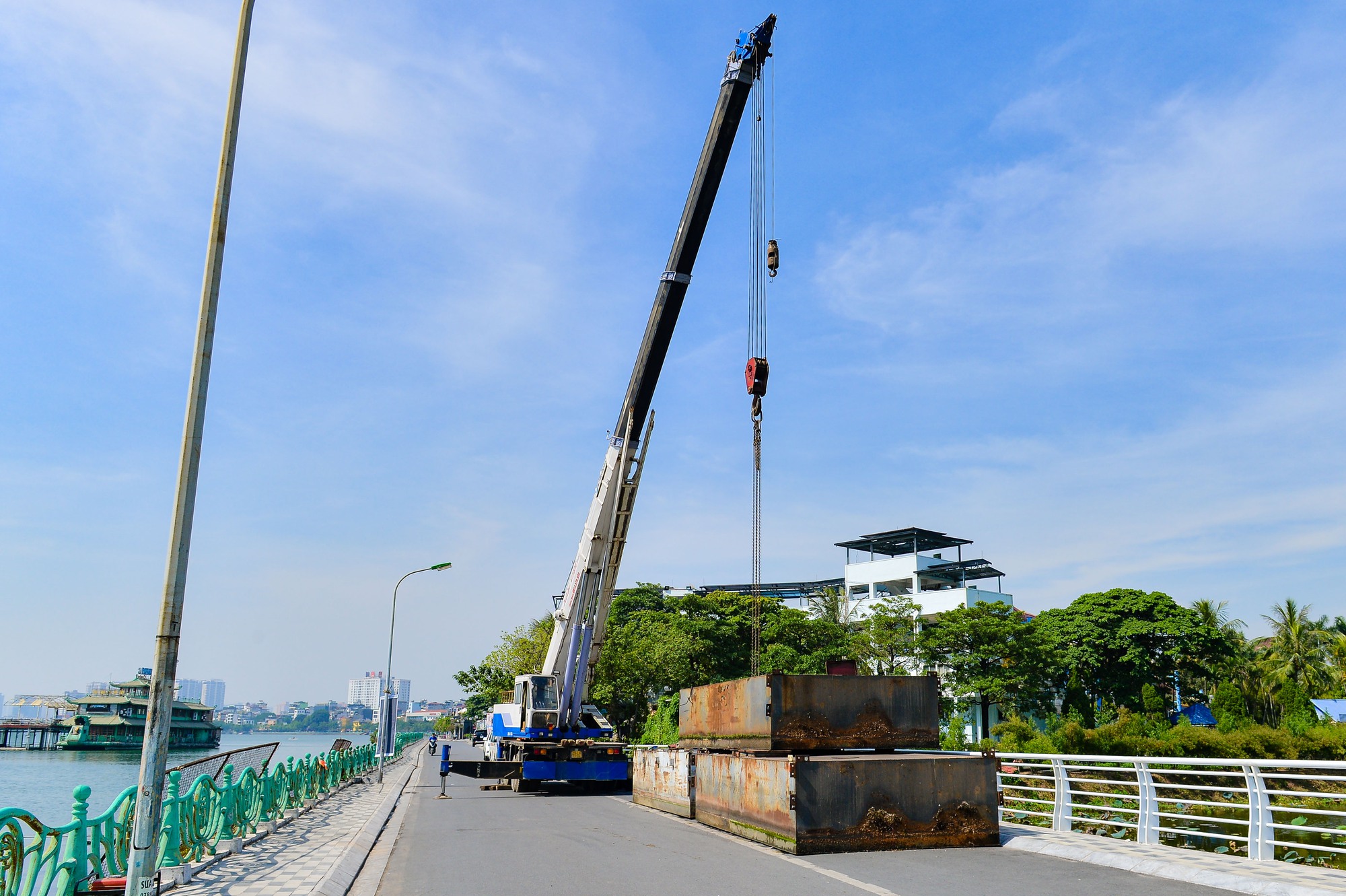 Ph&aacute; dỡ những chiếc du thuyền cuối c&ugrave;ng ở hồ T&acirc;y - Ảnh 7.