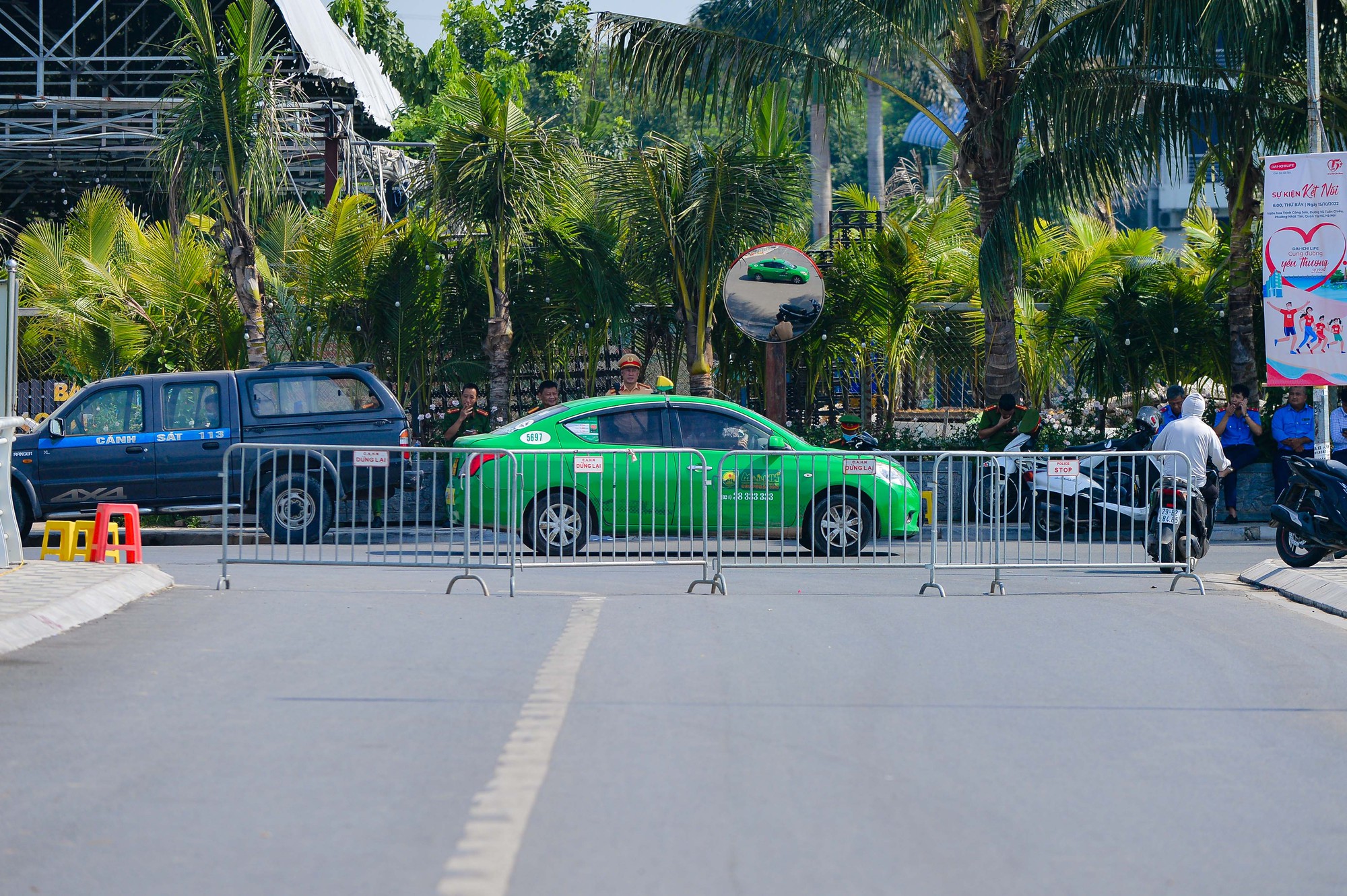 Ph&aacute; dỡ những chiếc du thuyền cuối c&ugrave;ng ở hồ T&acirc;y - Ảnh 8.