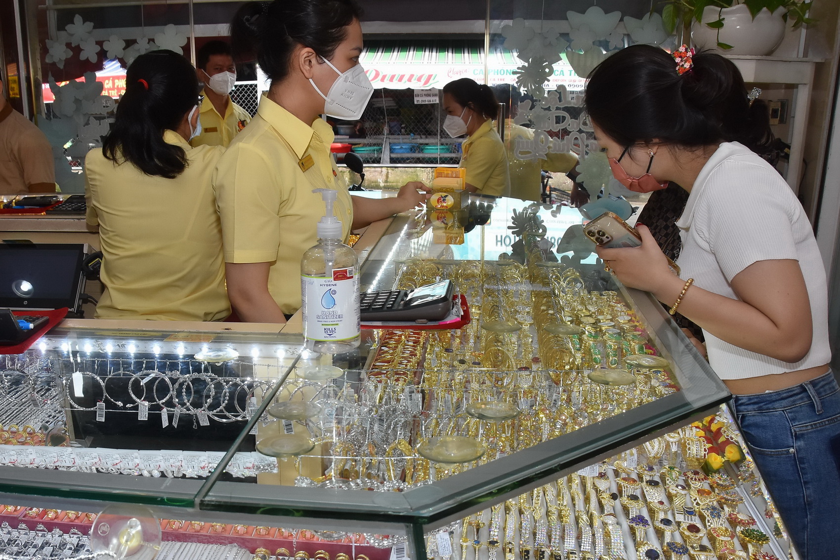 Giá vàng hôm nay 14-10: Rơi thẳng đứng rồi vọt lên