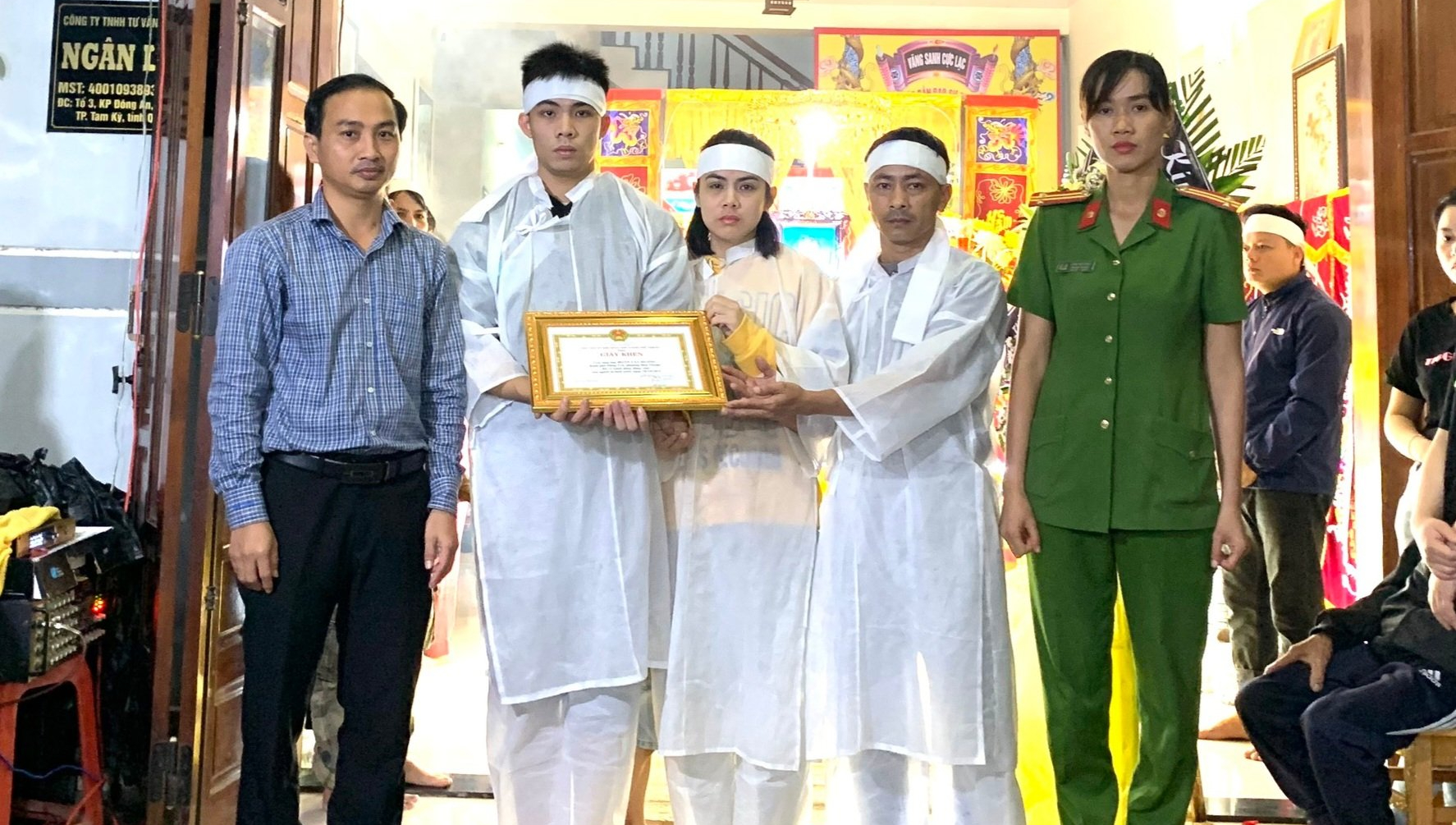 Truy tặng giấy khen cho người tử vong trong lúc cứu học sinh bị lũ cuốn