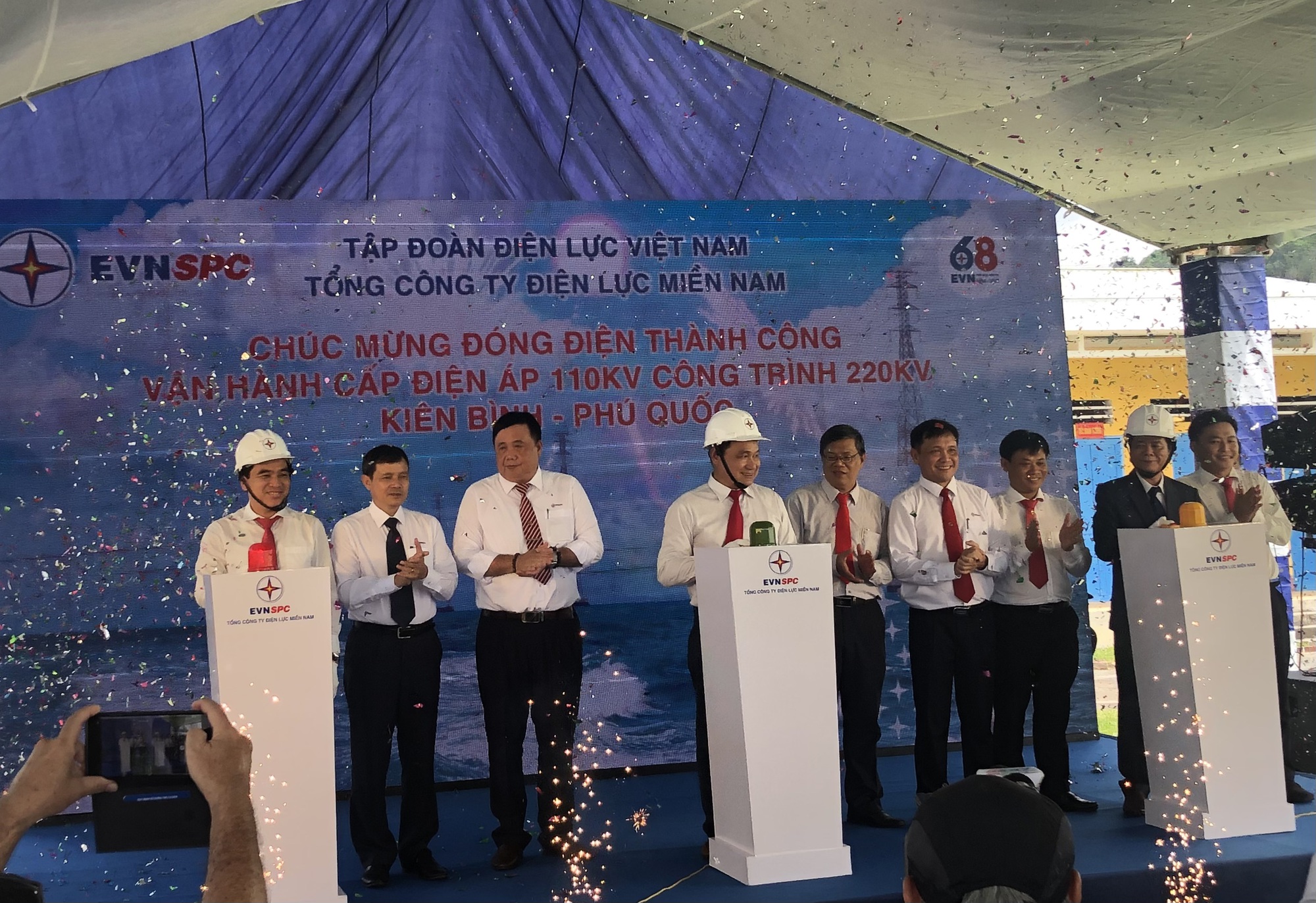 Hoàn thành giai đoạn 1 đường điện vượt biển dài nhất Đông Nam Á - Ảnh 1.