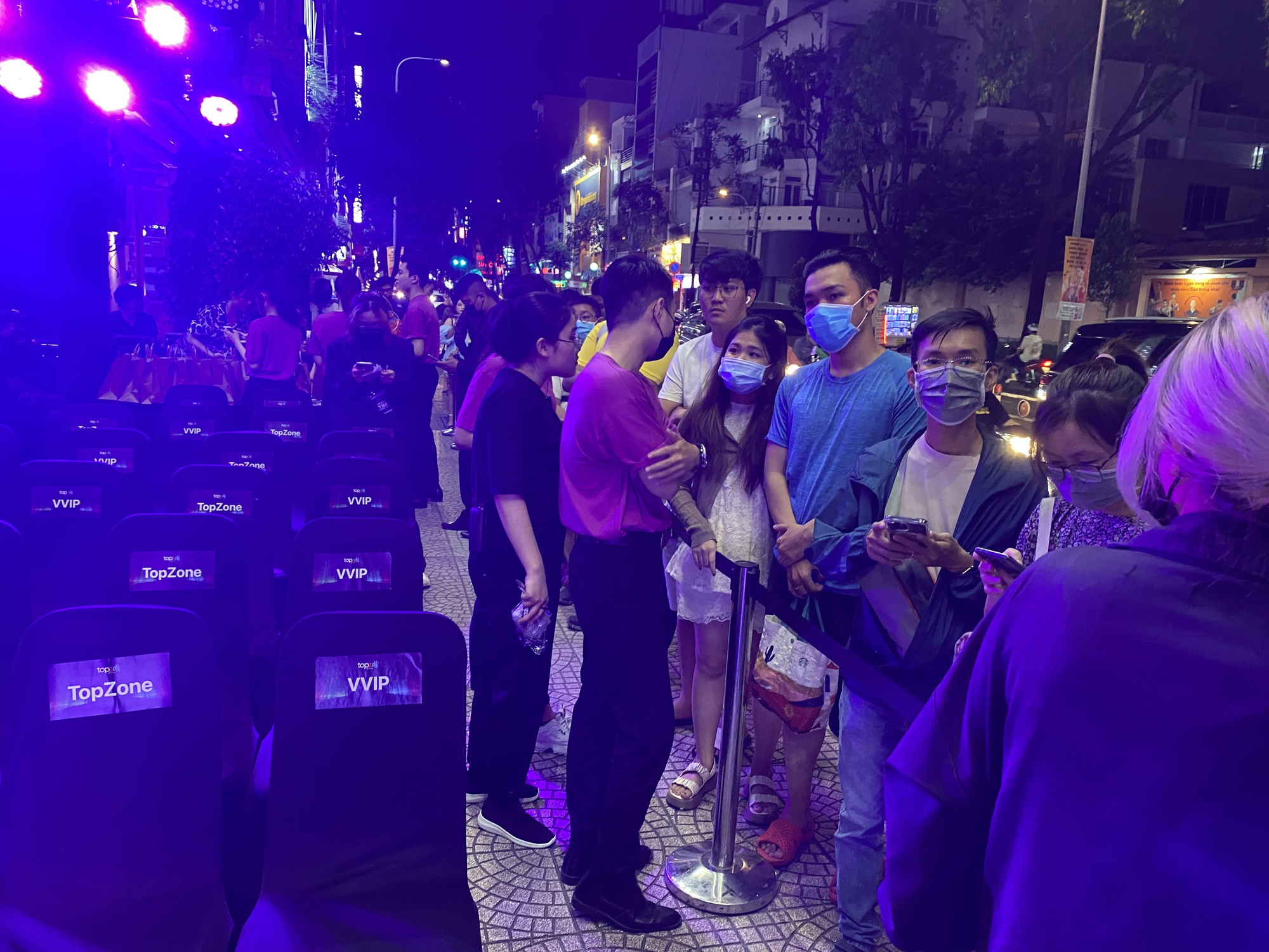 Xếp h&agrave;ng đến 12 giờ đ&ecirc;m để được mua iPhone 14 ch&iacute;nh h&atilde;ng - Ảnh 4.