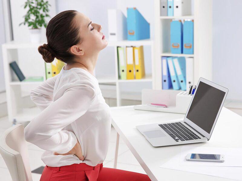 Tư thế ngồi không bị đau lưng và vài bài tập vận động cho dân văn phòng