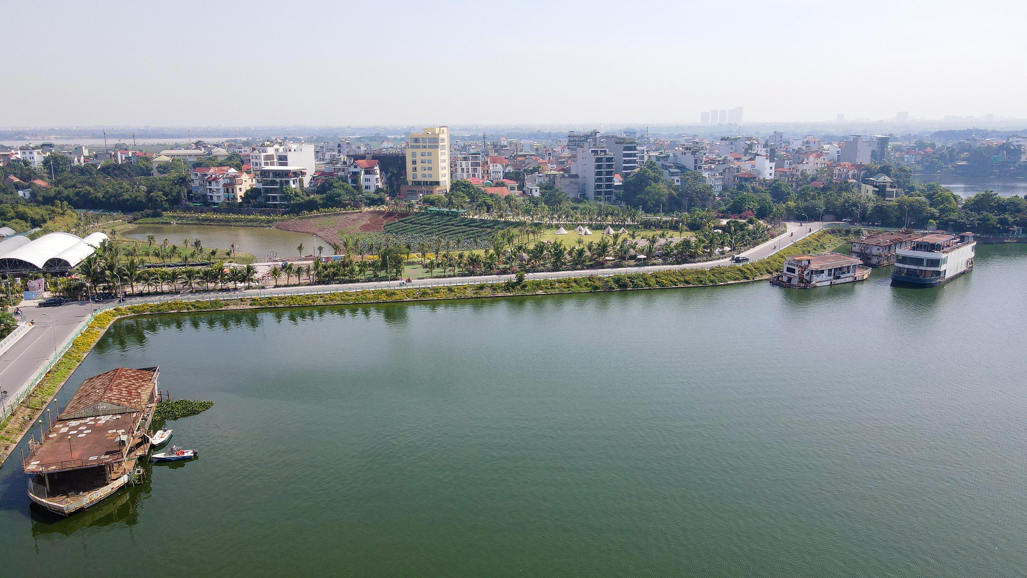 Ph&aacute; dỡ những chiếc du thuyền cuối c&ugrave;ng ở hồ T&acirc;y - Ảnh 2.