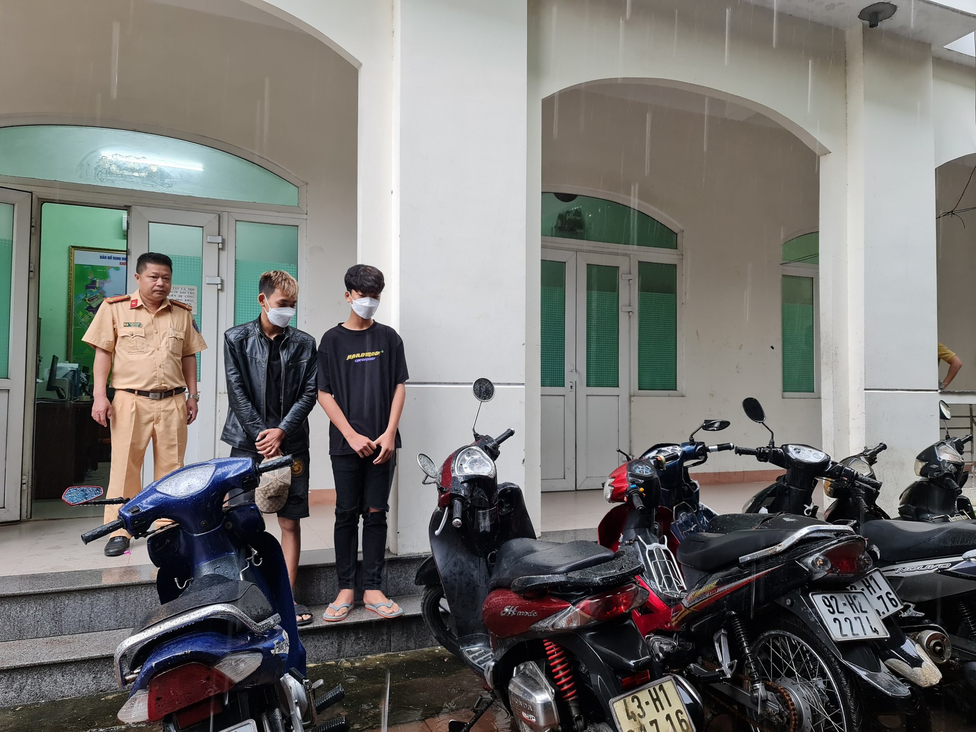 Đà Nẵng: Học sinh vi phạm luật giao thông, công an lập biên bản xử phạt cả phụ huynh - Ảnh 2.