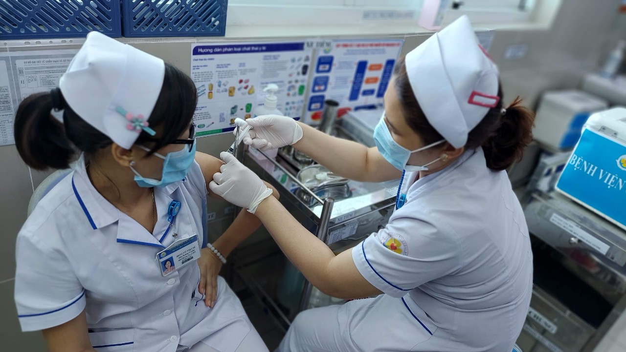 C&oacute; bệnh viện tư ở TP HCM chỉ 5% nh&acirc;n vi&ecirc;n ti&ecirc;m vắc-xin COVID-19 mũi 4 - Ảnh 1.