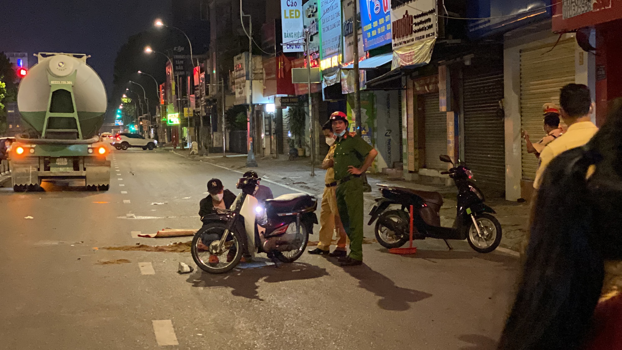 Hai xe máy va quẹt ngã xuống đường, nam sinh viên bị xe bồn cán tử vong