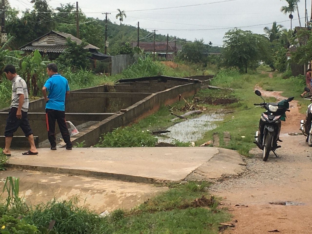 Chuyện lạ: K&ecirc;nh b&ecirc; t&ocirc;ng bỗng dưng trồi l&ecirc;n mặt đất hơn nửa m&eacute;t - Ảnh 3.