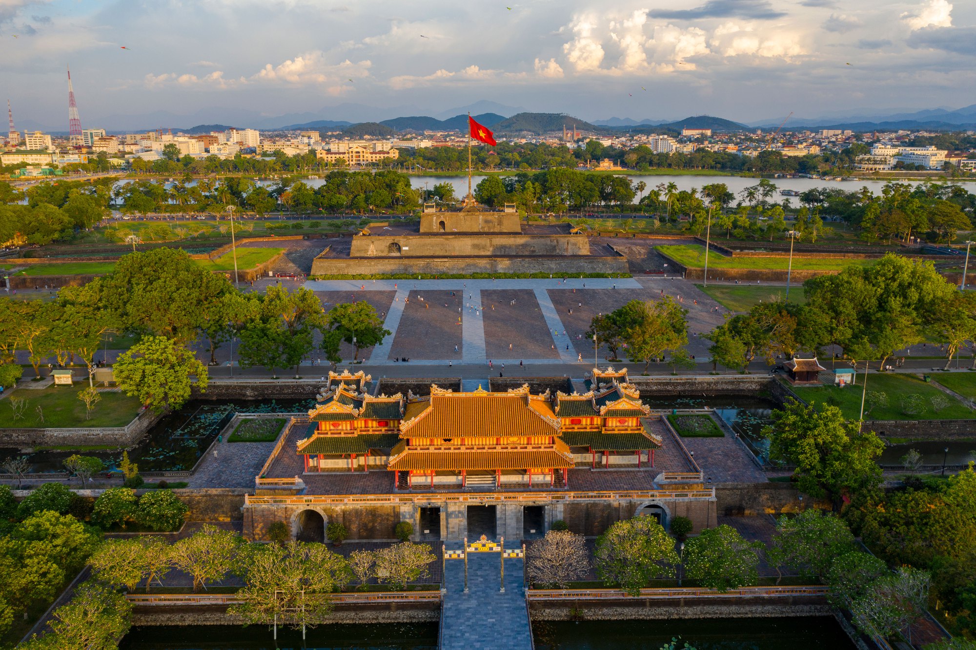CUỘC THI ẢNH THIÊNG LIÊNG CỜ TỔ QUỐC: Ở đâu cũng thắm màu cờ - Ảnh 2.