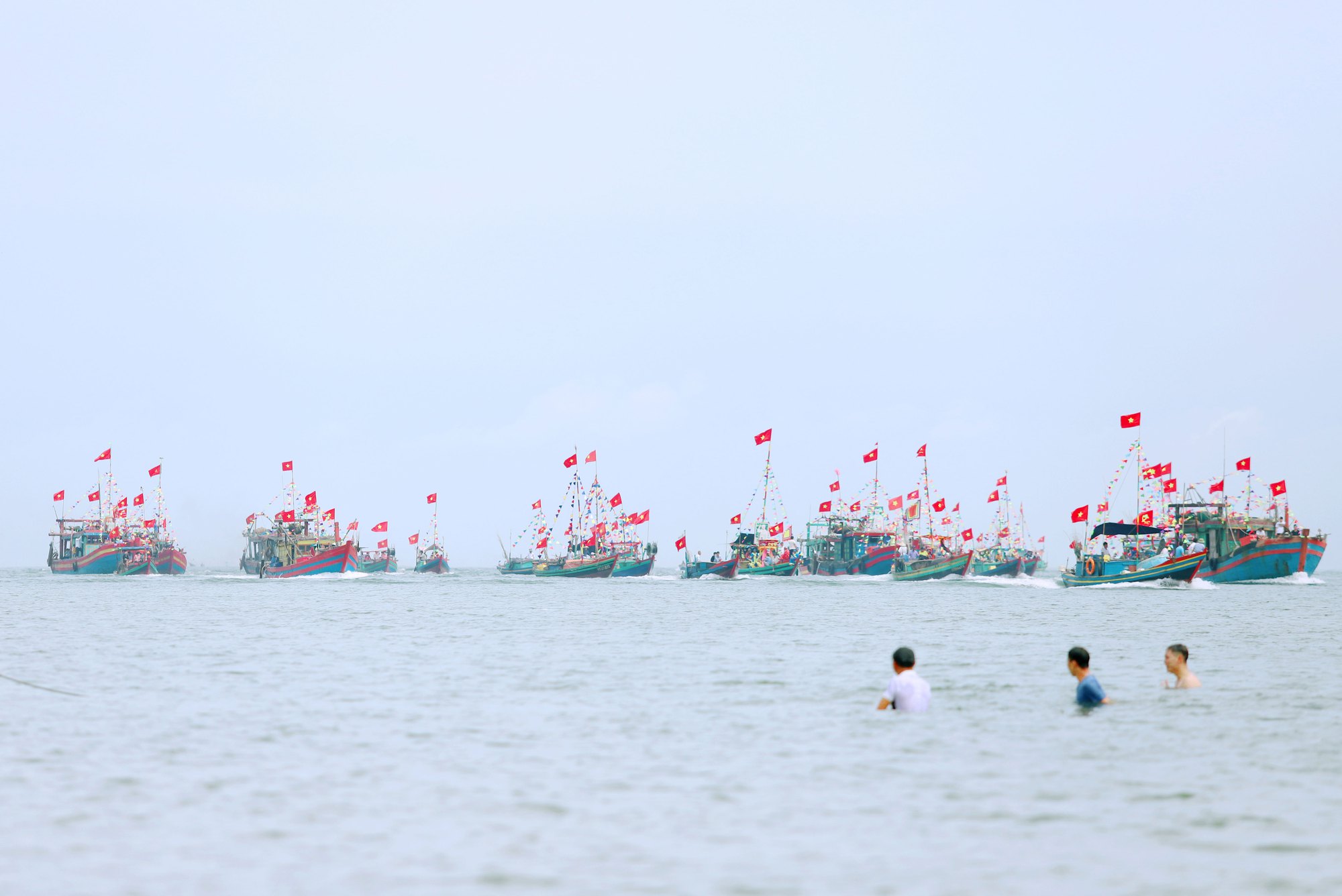CUỘC THI ẢNH THIÊNG LIÊNG CỜ TỔ QUỐC: Ở đâu cũng thắm màu cờ - Ảnh 6.